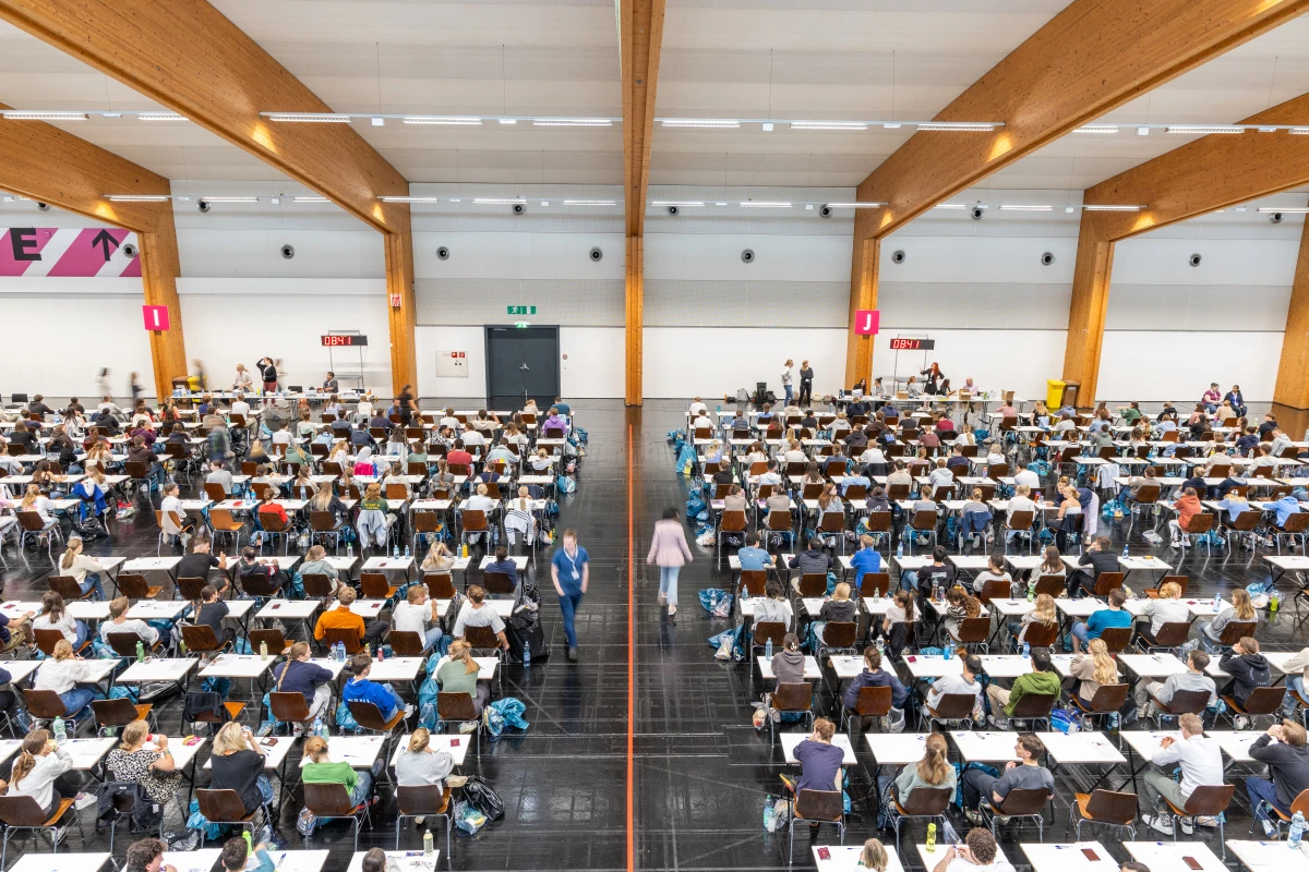 Bewerber stellen sich achtstündigem Test