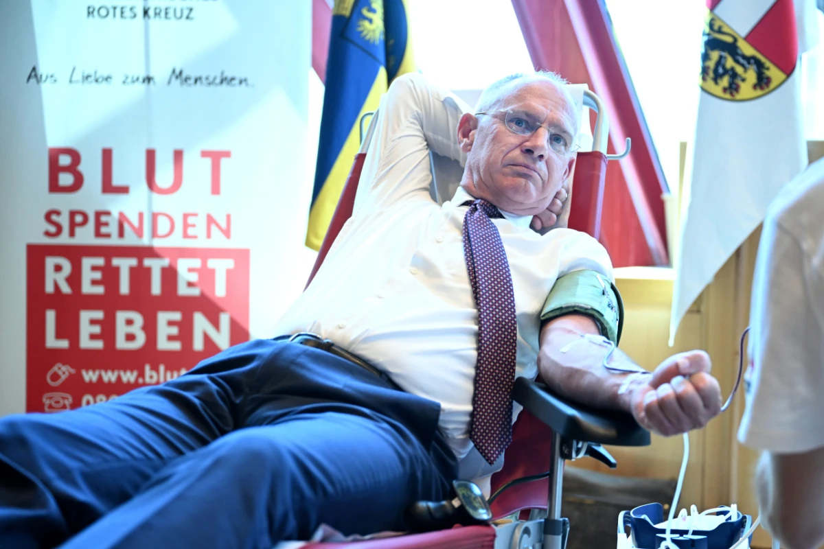 Innenminister Karner spendete Blut