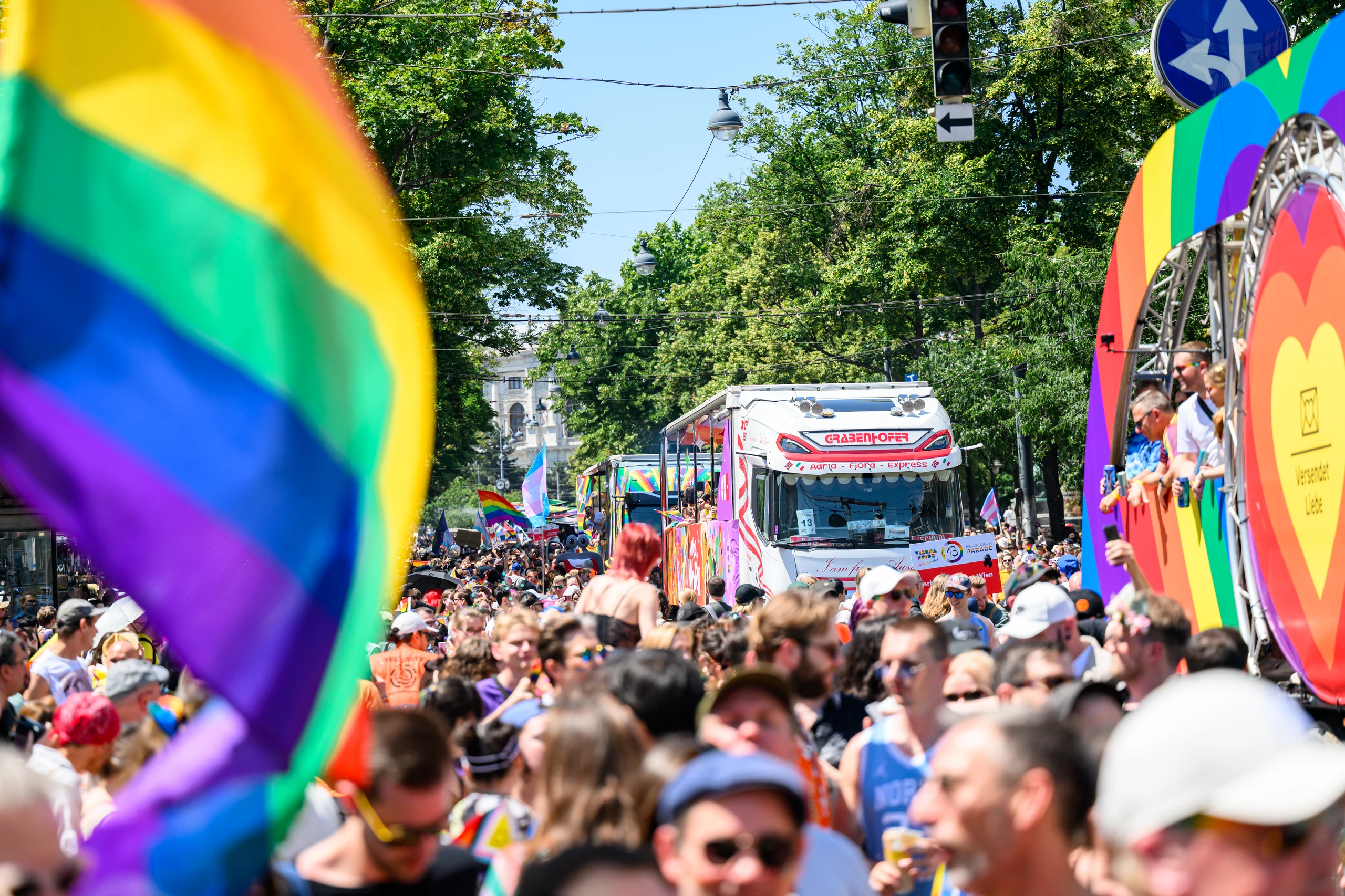 300.000 Menschen haben auf der Wiener Pride-Parade Mitte Juni Vielfalt gefeiert und für LGBTIQ-Anliegen demonstriert.