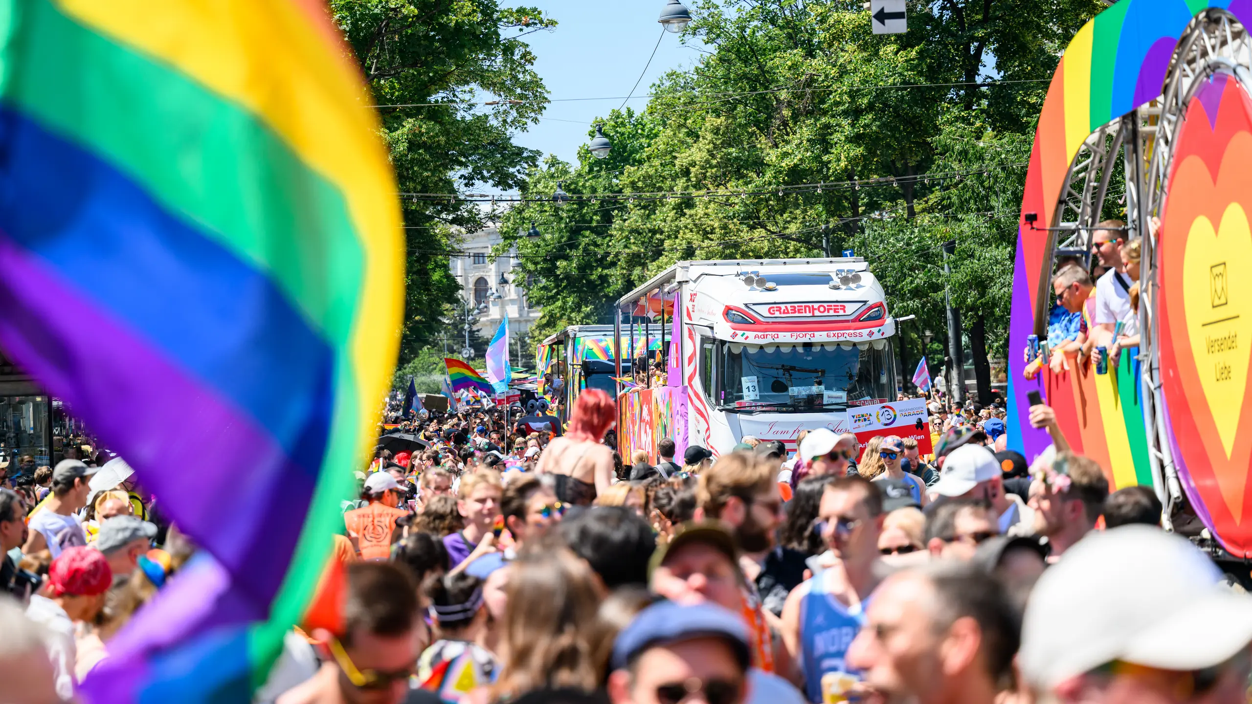 © APA/MAX SLOVENCIK 300.000 Menschen haben auf der Wiener Pride-Parade Mitte Juni Vielfalt gefeiert und für LGBTIQ-Anliegen demonstriert.