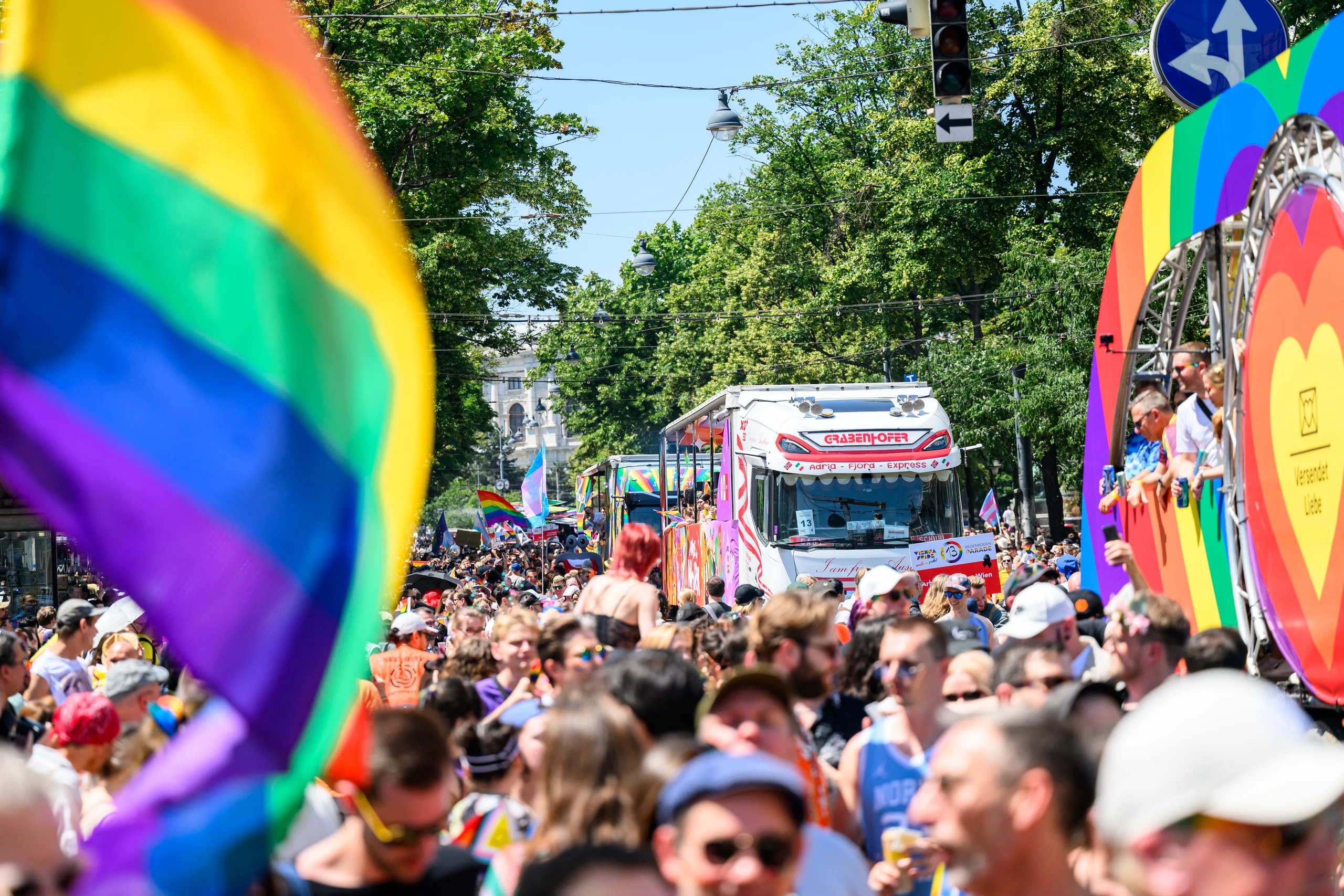 300.000 Menschen haben auf der Wiener Pride-Parade Mitte Juni Vielfalt gefeiert und für LGBTIQ-Anliegen demonstriert.