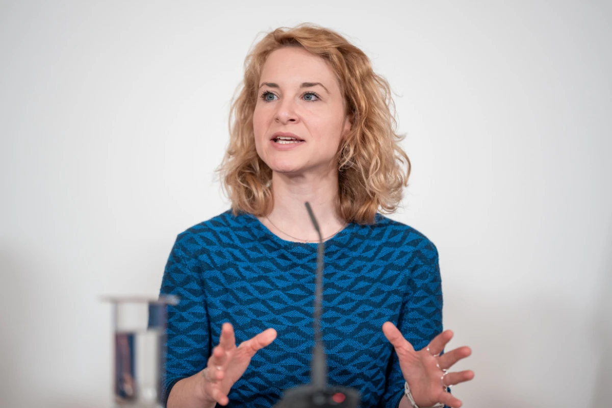 Eva-Maria Holzleitner: "Angemessene Relation"