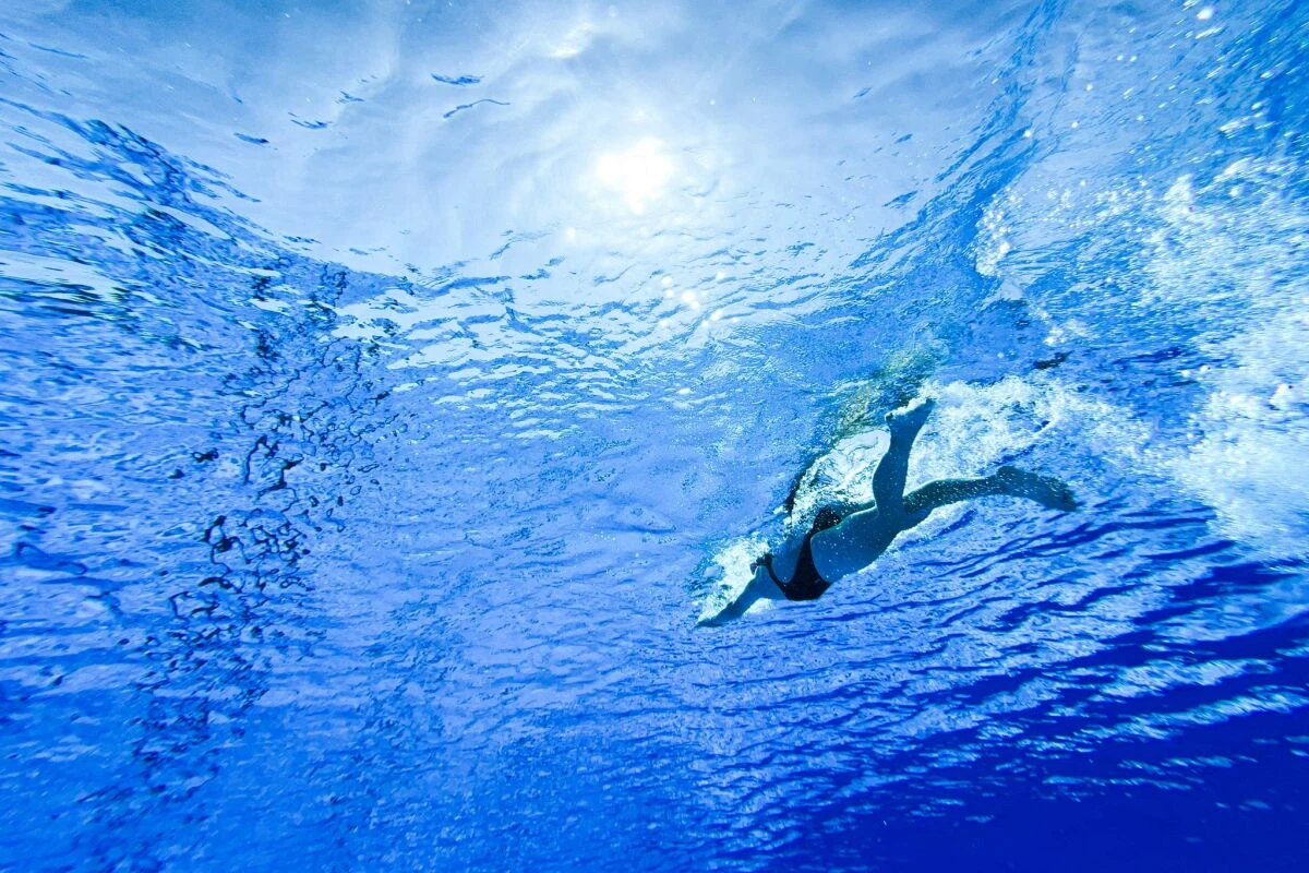 Bei Ohrlöchern sollte man sechs Wochen auf das Schwimmen verzichten