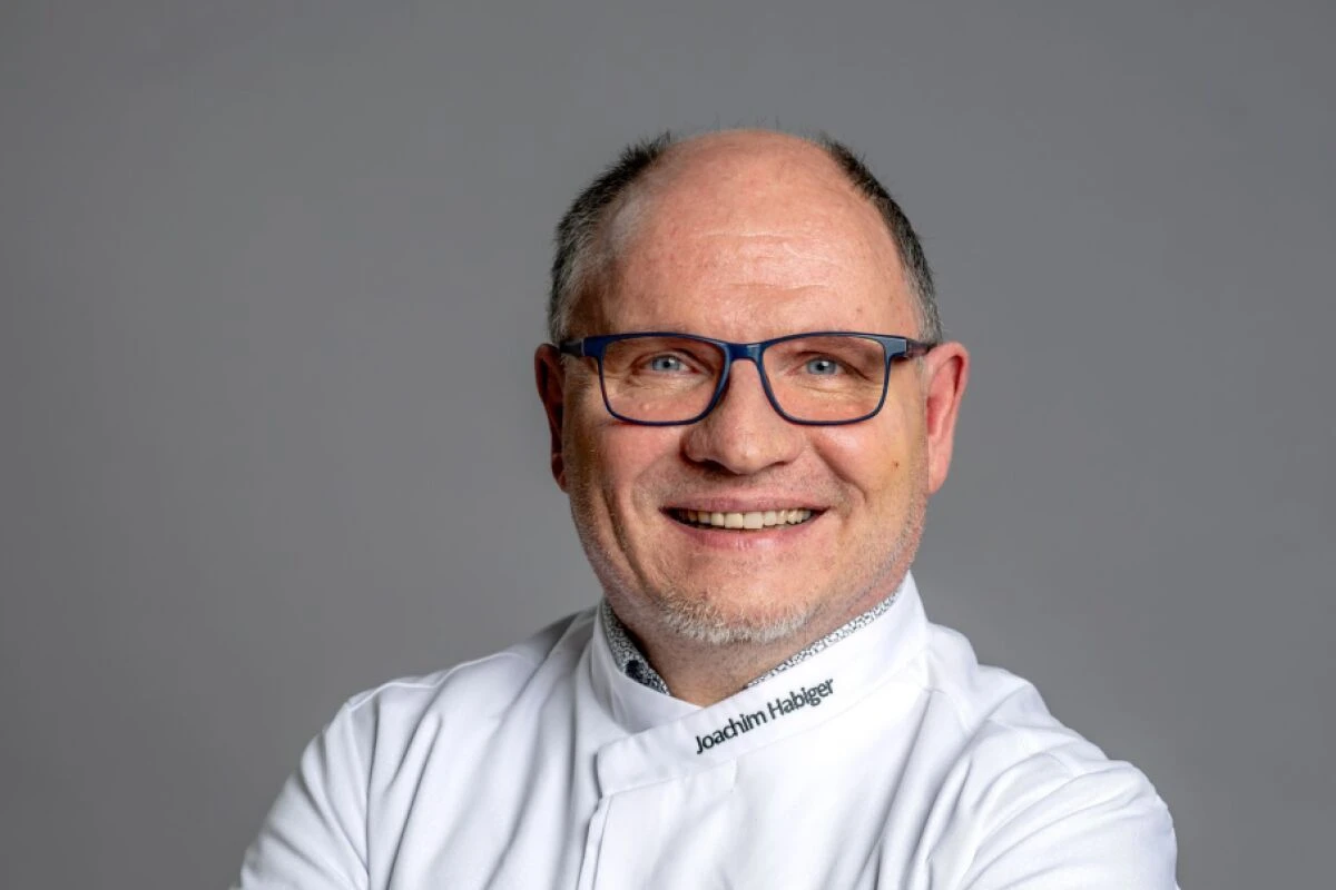 Konditormeister Habiger kombiniert eine Schoko- mit einer Fruchtmousse