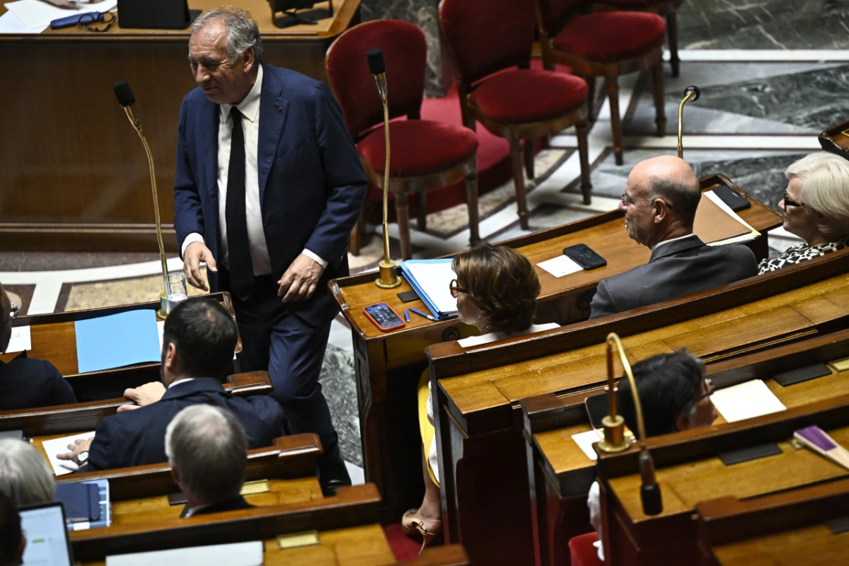 Keine Mehrheit gegen das Kabinett von Premier François Bayrou