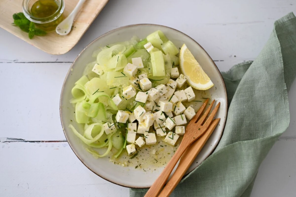 In diesem Sommersalat trifft Honigmelone auf knackige Gurke und Feta