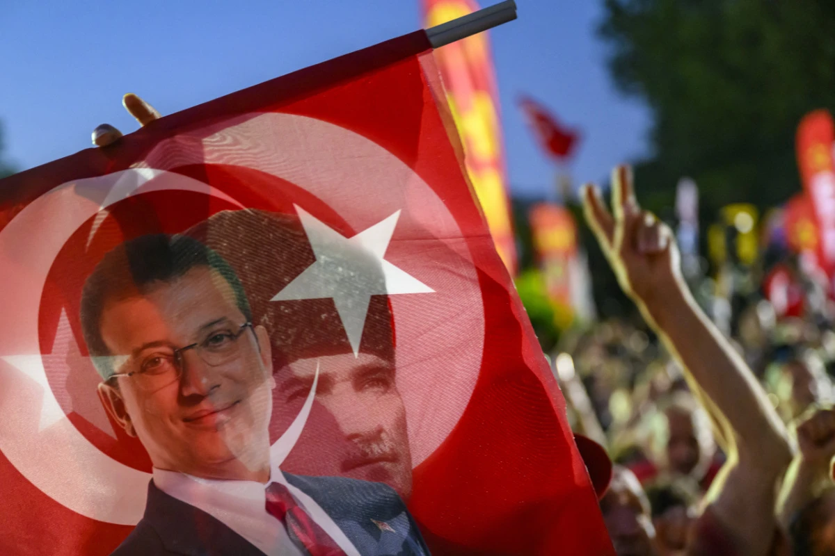 Die Demonstranten fordern Freiheit für Imamoglu