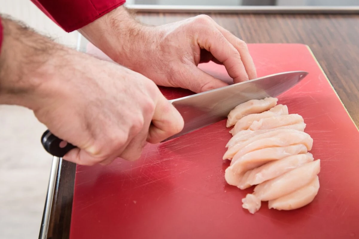 In rohem Fisch und Fleisch können Krankheitserreger stecken