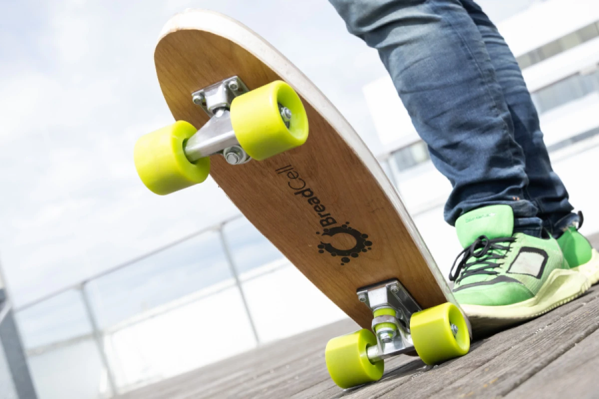 Ein Skateboard aus biologisch abbaubarem Schaumstoff