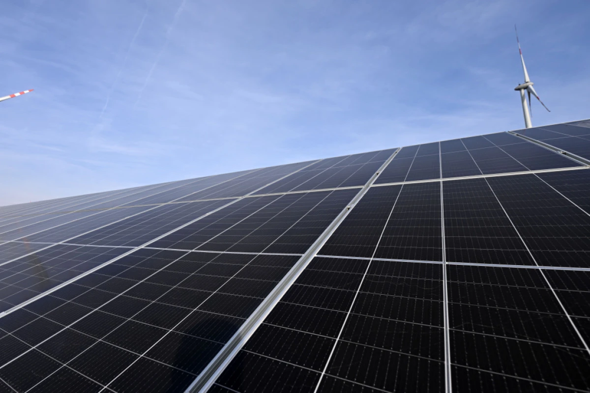 Photovoltaik läuft auf Hochtouren, Hitzeflaute bremst Windkraft