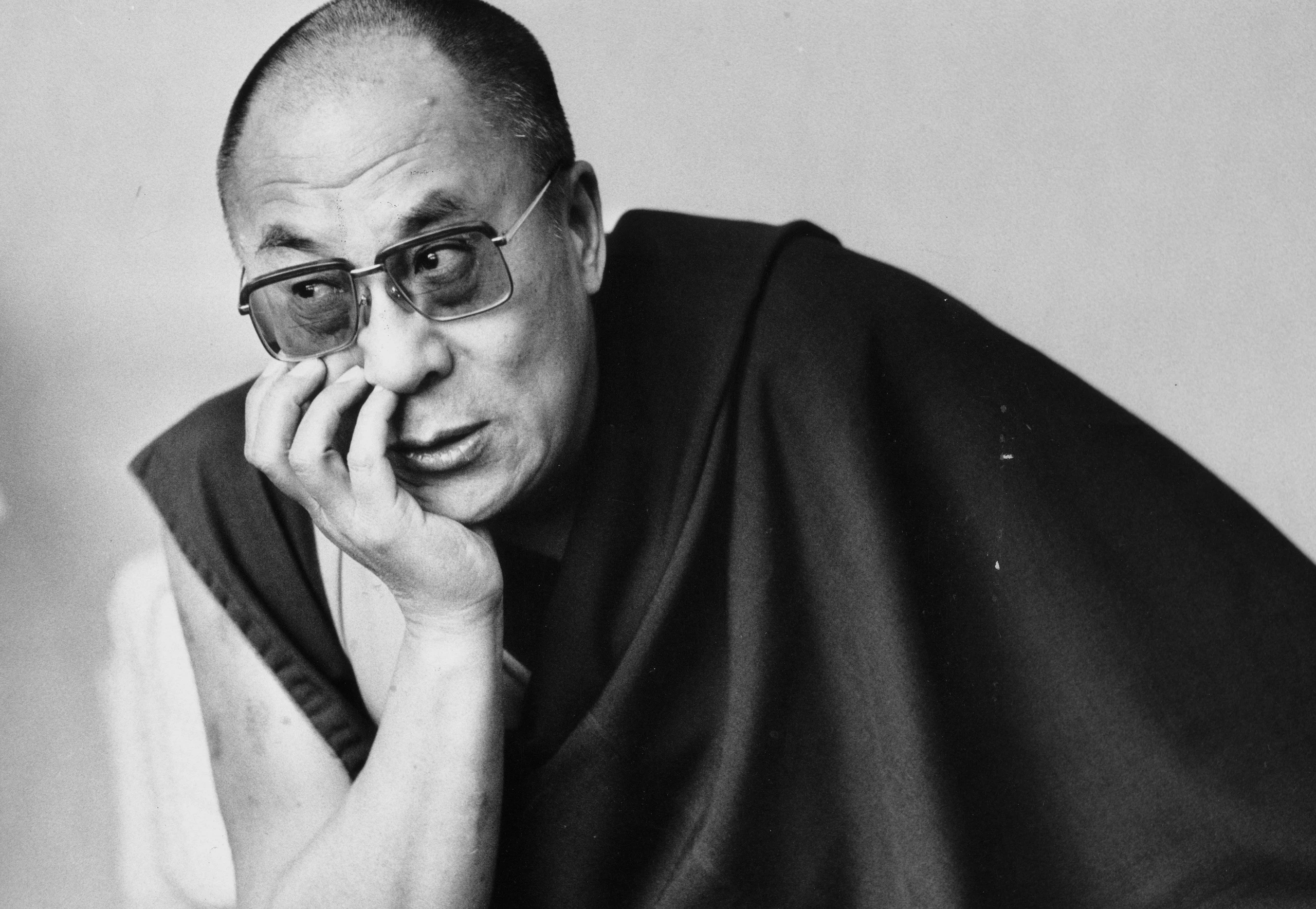 The Sundai Times photo of Dalai Lama pictured in L The Sundai Times photo of Dalai Lama pictured in London Airport s hotel during an interview in September 1990. PUBLICATIONxINxGERxAUTxSUIxONLY Copyright: xMarkxEllidgex