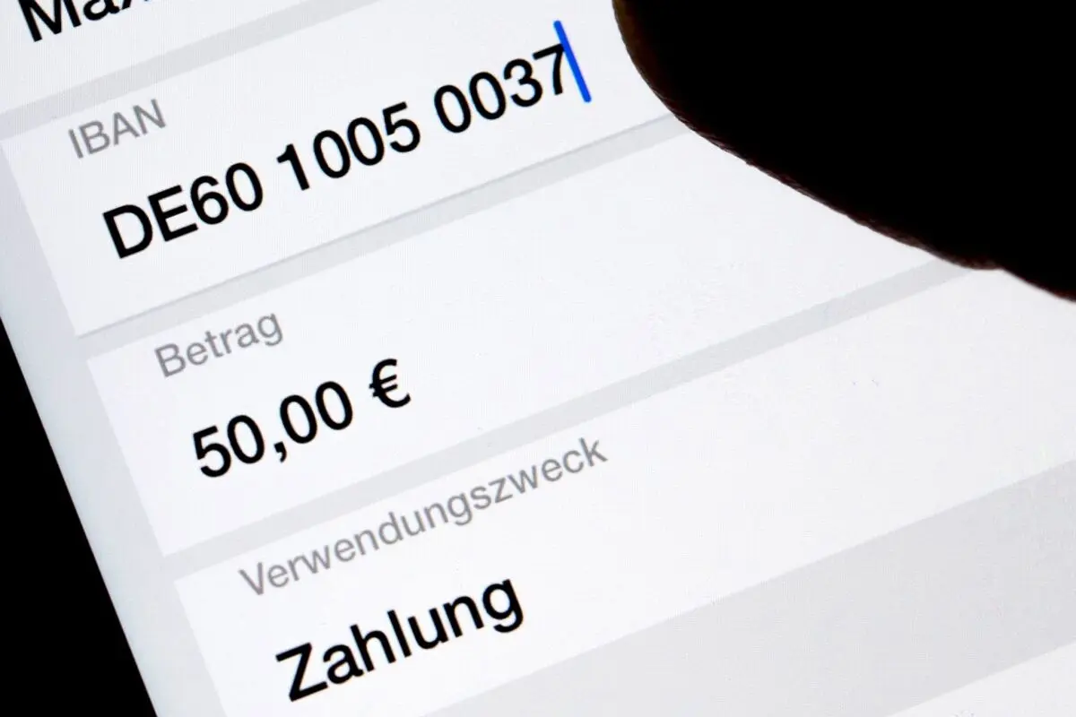 ++ ARCHIVBILD ++ Die Banken müssen die Vorgaben ab dem 9. Oktober umsetzen