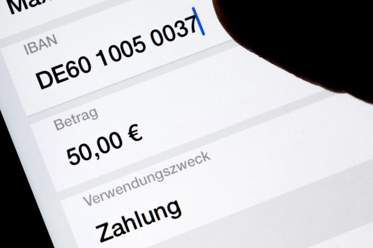 ++ ARCHIVBILD ++ Die Banken müssen die Vorgaben ab dem 9. Oktober umsetzen