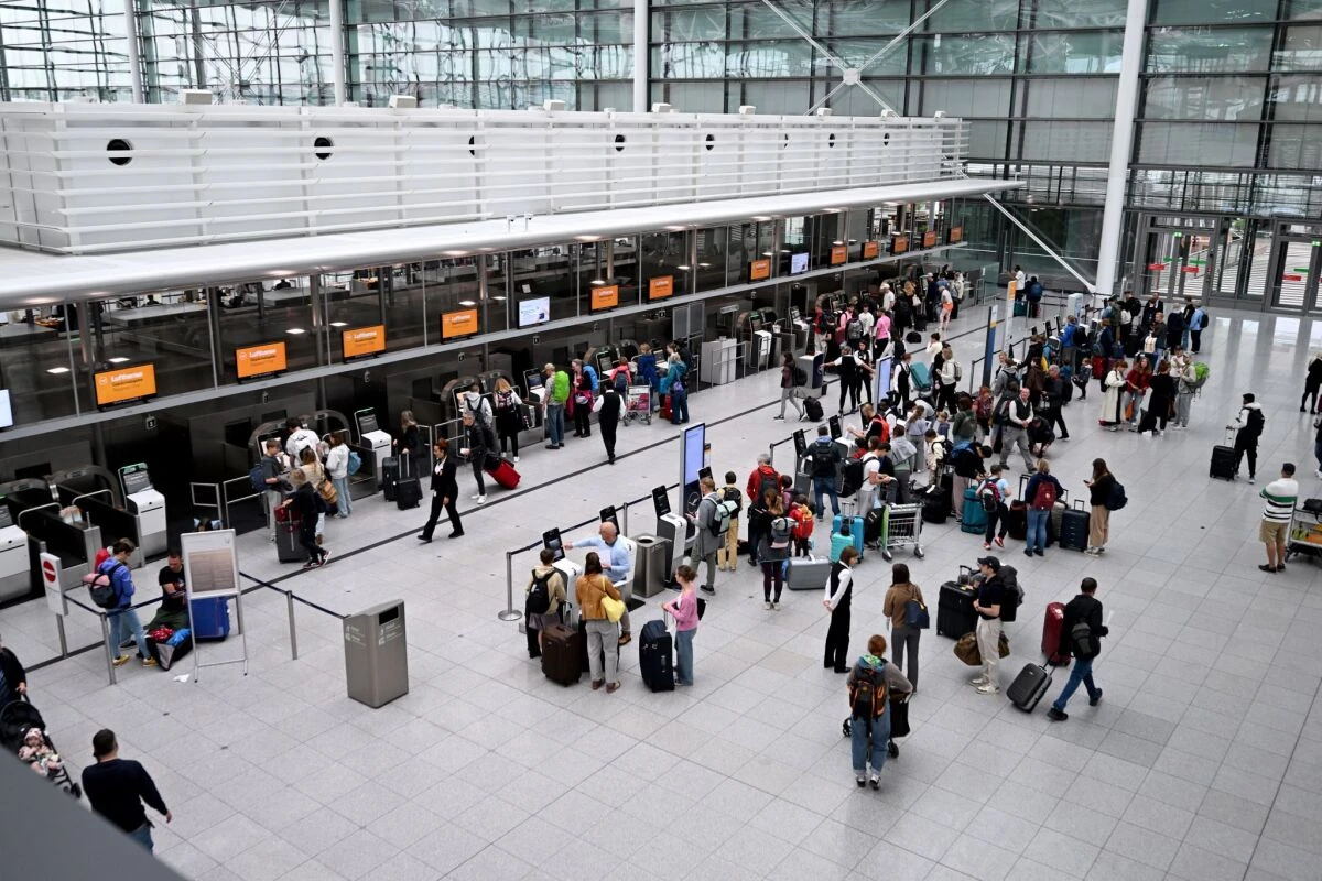 Blick auf Halle am Flughafen München zu Pfingsten heuer