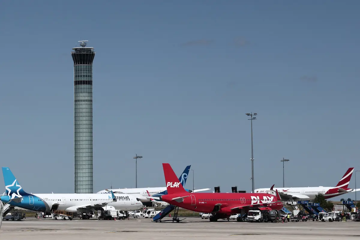 Herumstehende Jets auf dem Pariser Airport Charles de Gaulle