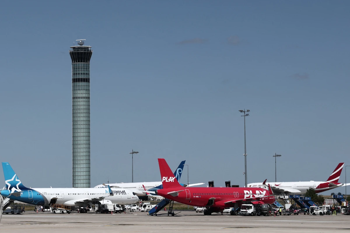 Herumstehende Jets auf dem Pariser Airport Charles de Gaulle