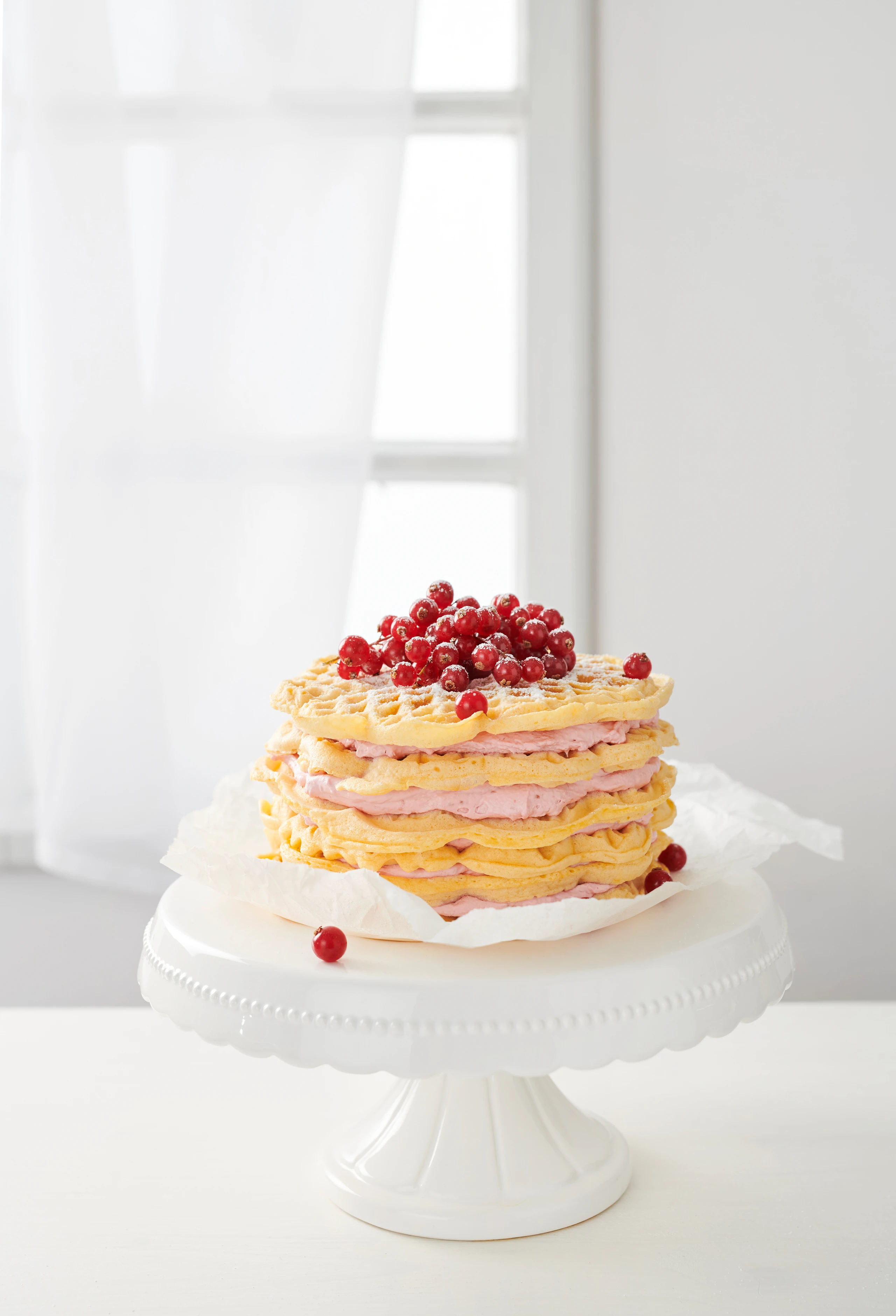 Süßes Waffeltürmchen mit Ribiselcreme