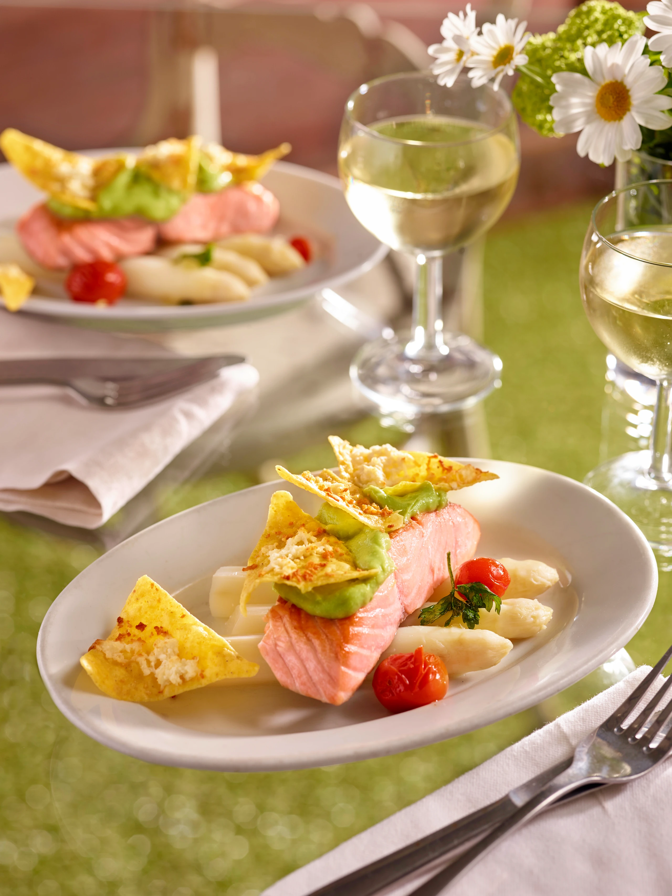 Lachsfilet mit Spargel und Avocadocreme