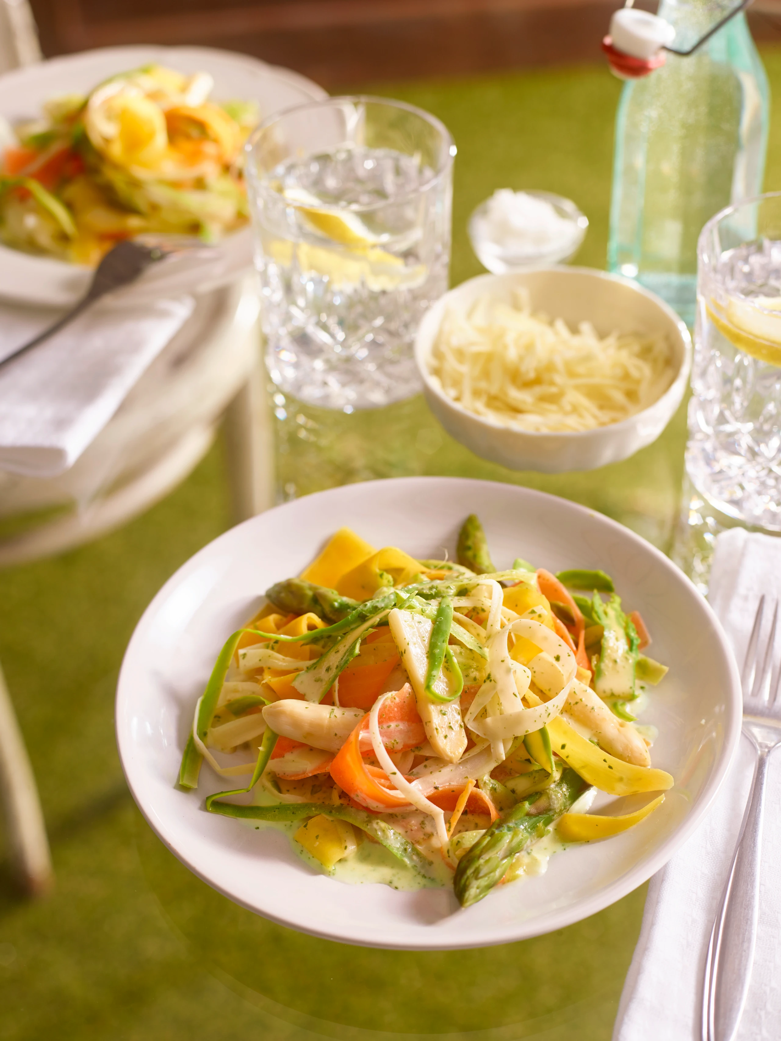 Spargelnudeln mit Gemüse und Kressesauce