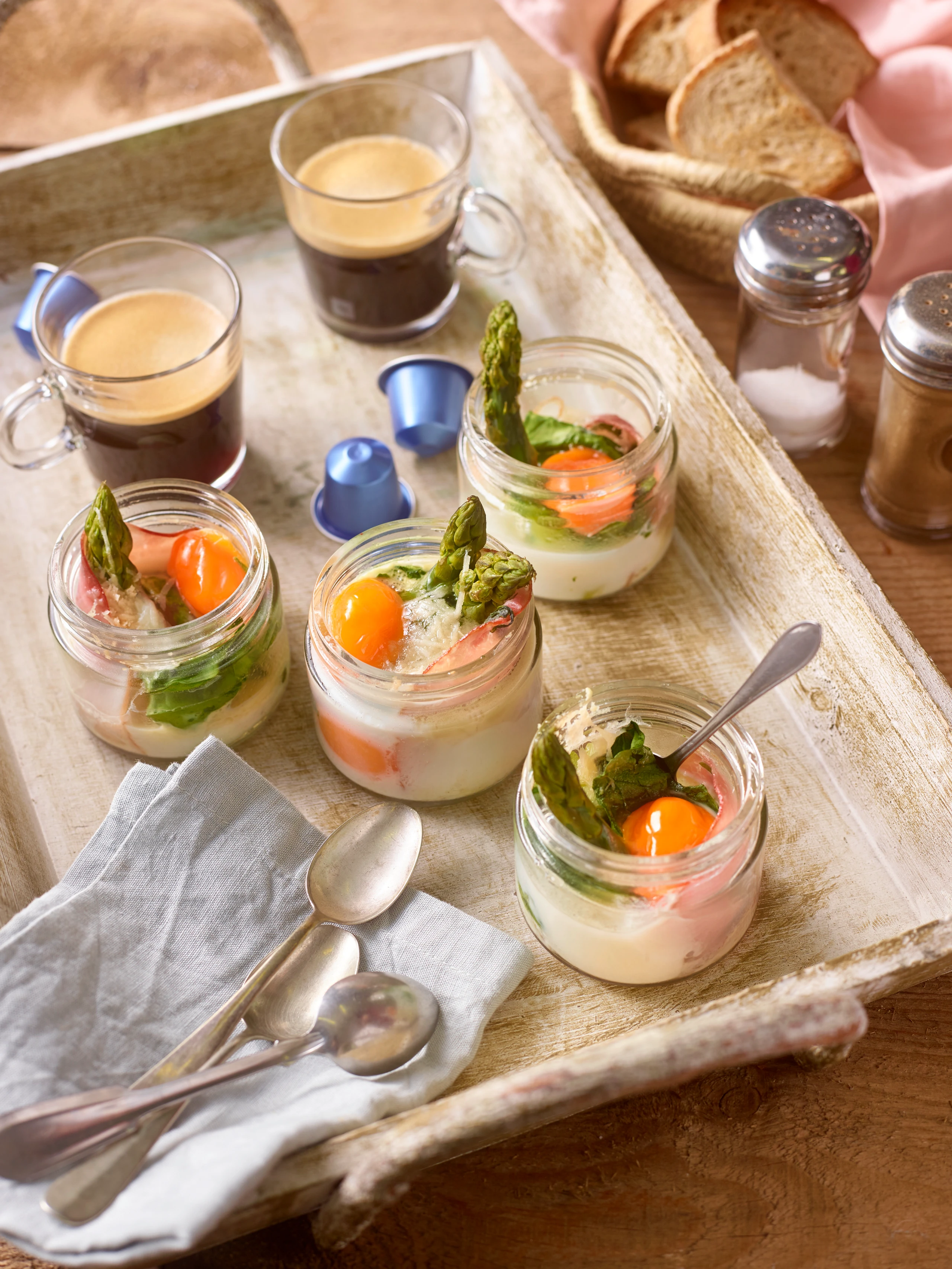 Eier en cocotte mit Spargel