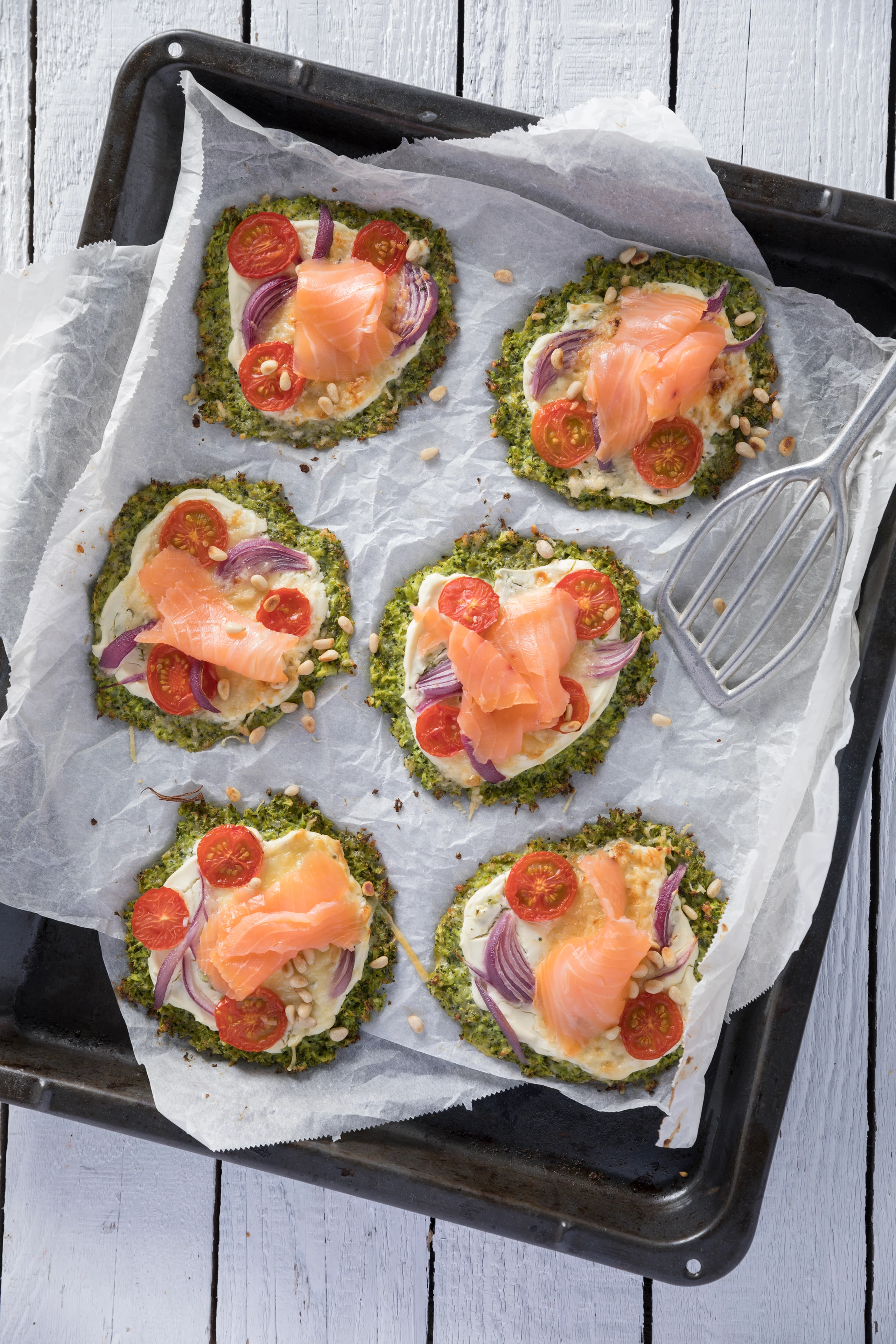 Brokkoli-Pizza mit Lachs