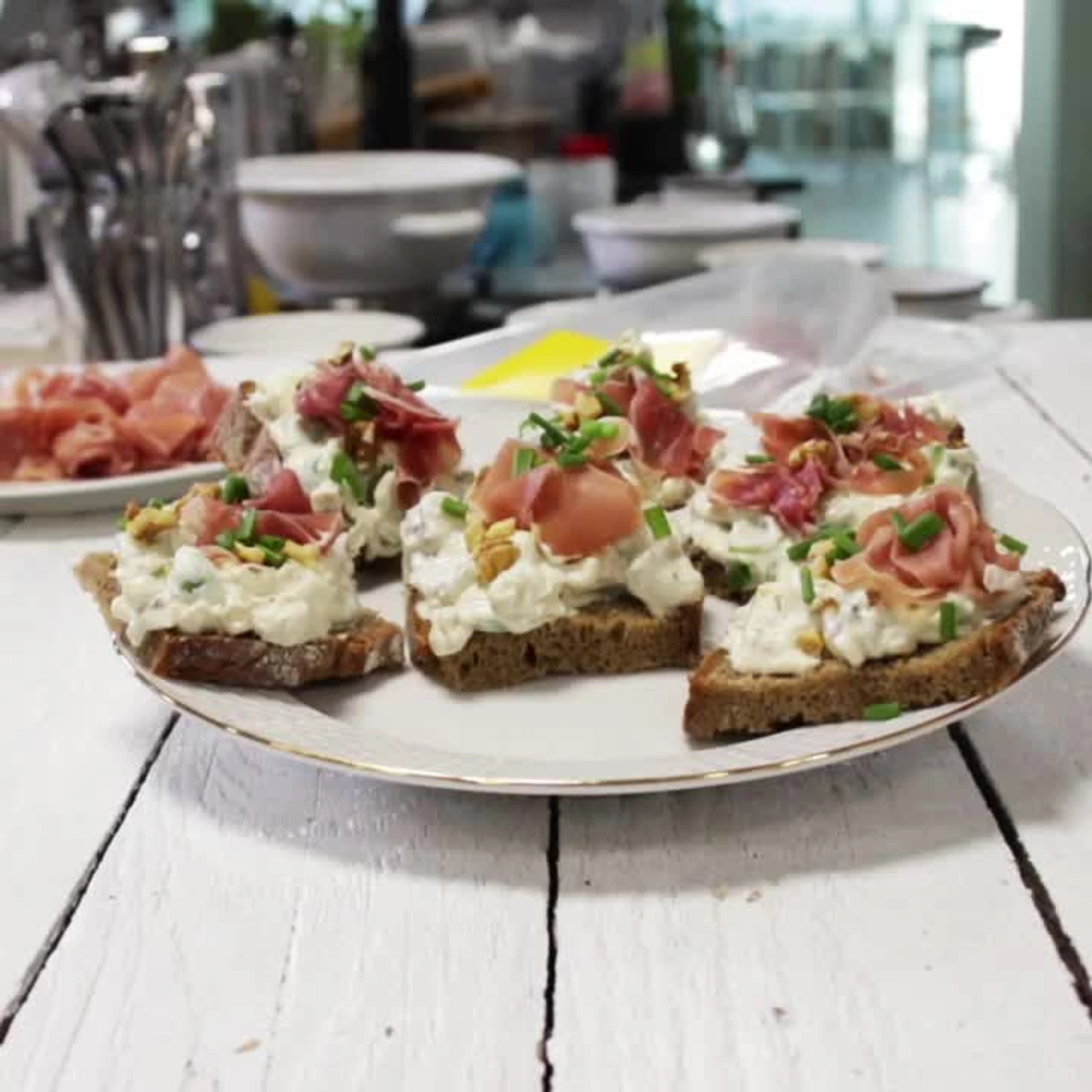 Spargel-Walnuss-Aufstrich mit Prosciutto