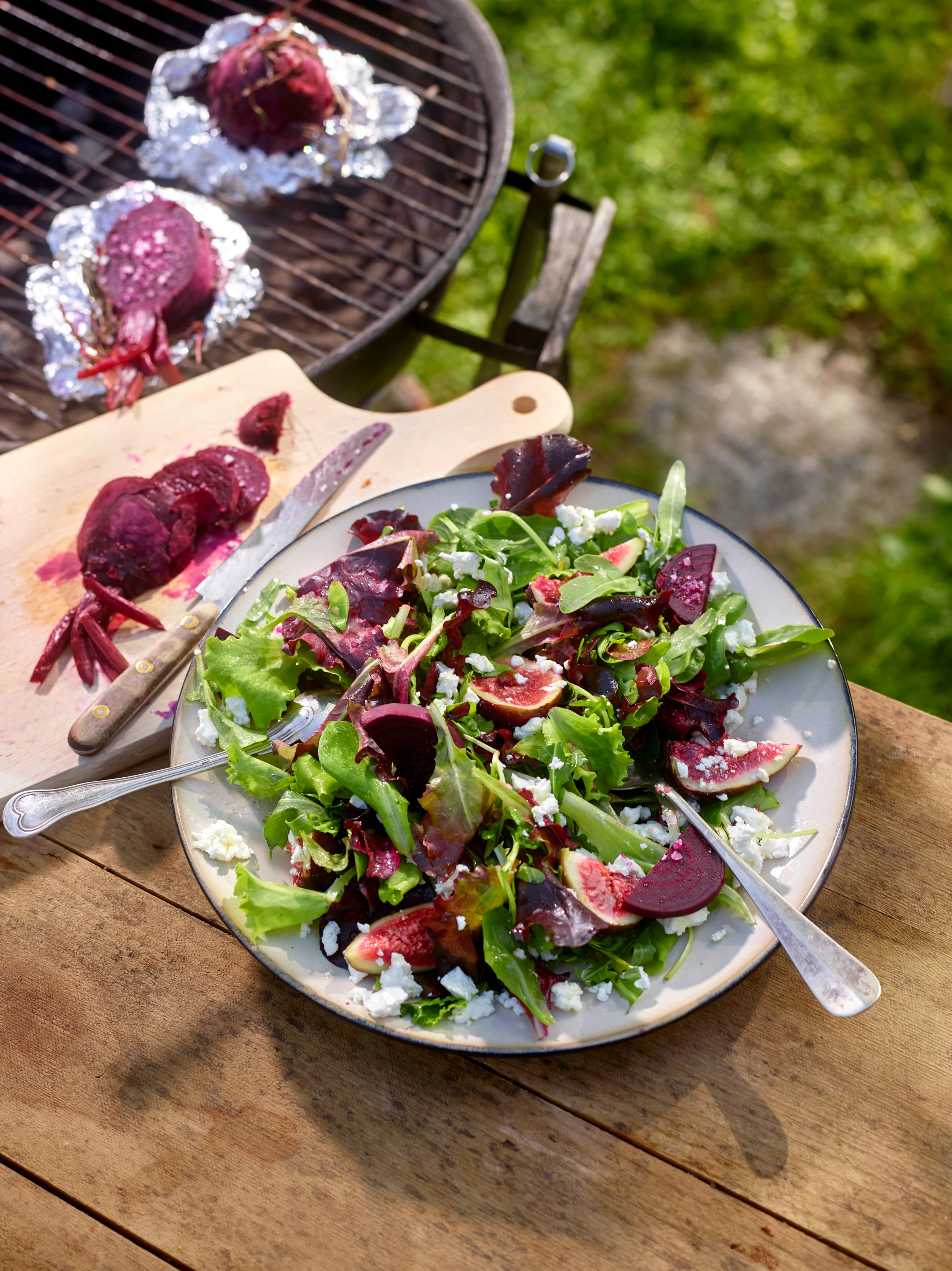 Salat mit Feigen, Feta & würzigen Roten Rüben