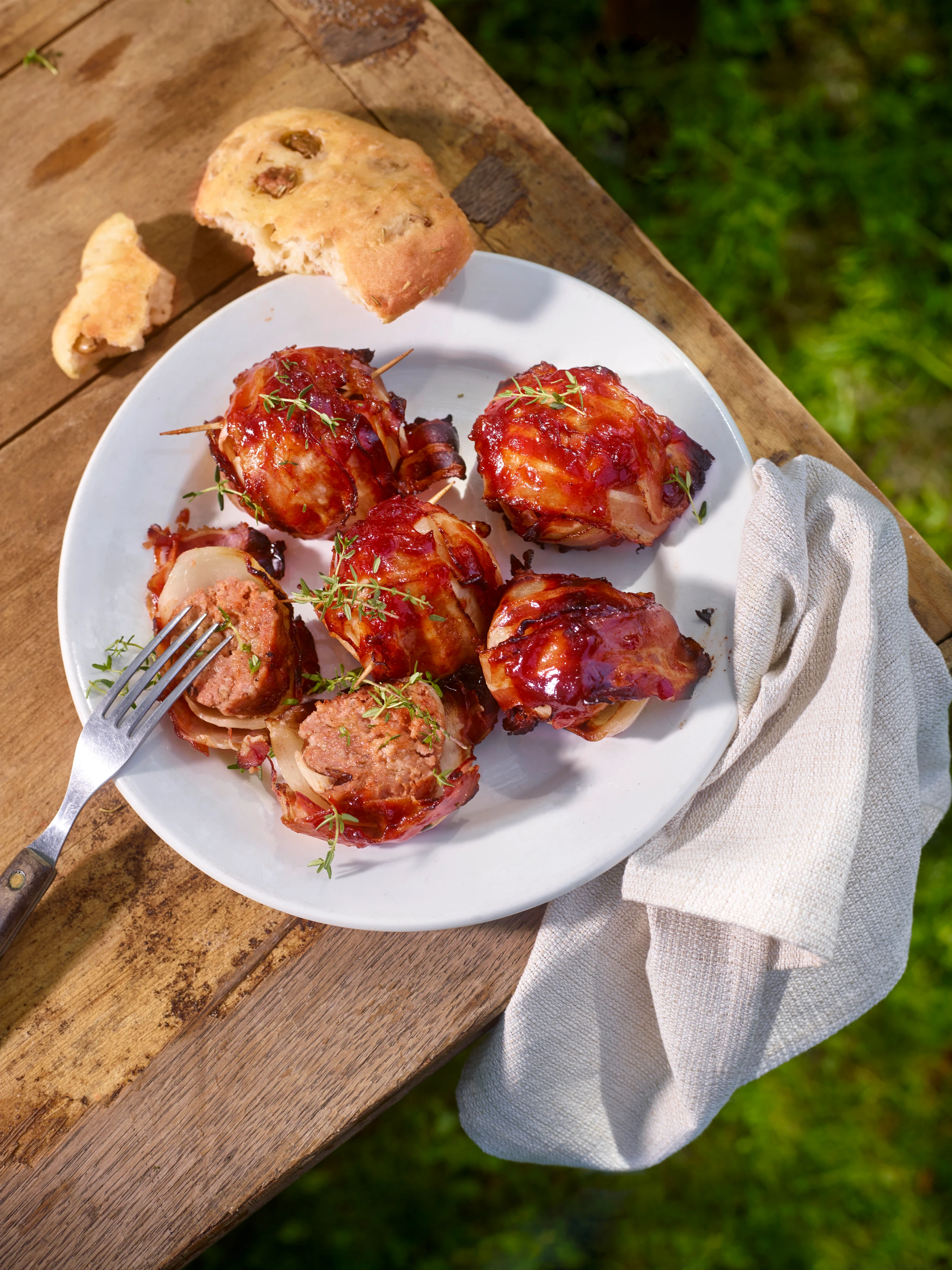 Zwiebel-BBQ-Bombe mit Faschiertem und Speck