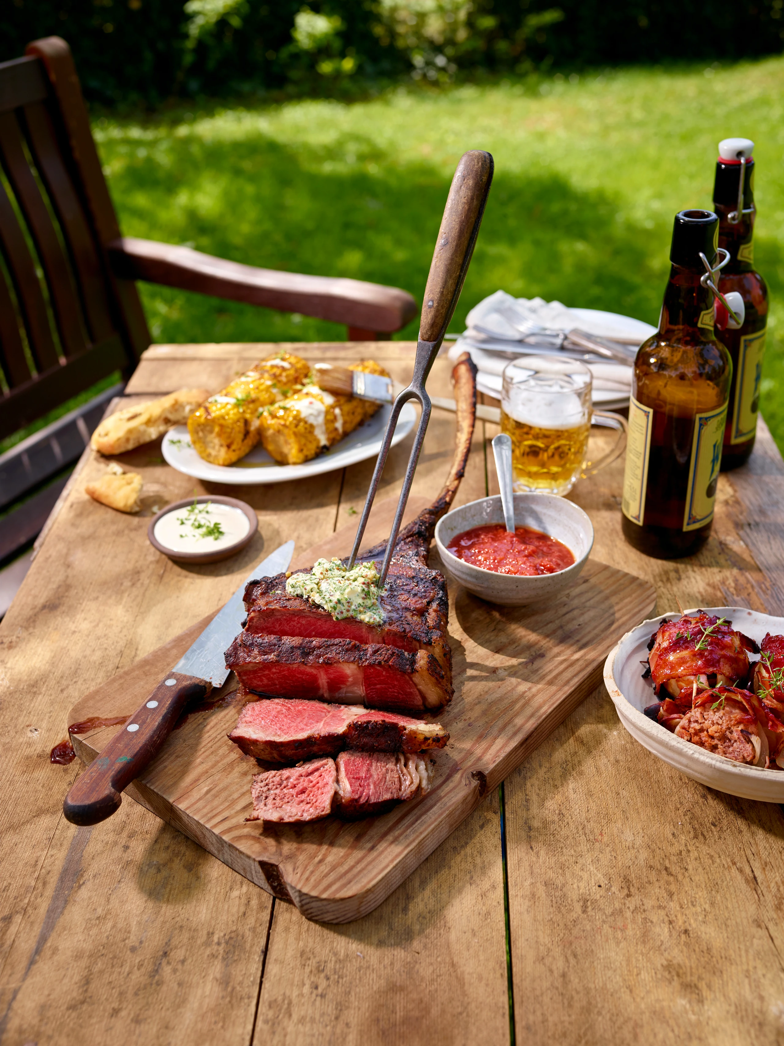 Tomahawk Steak mit Senf-Chilibutter und BBQ-Sauce