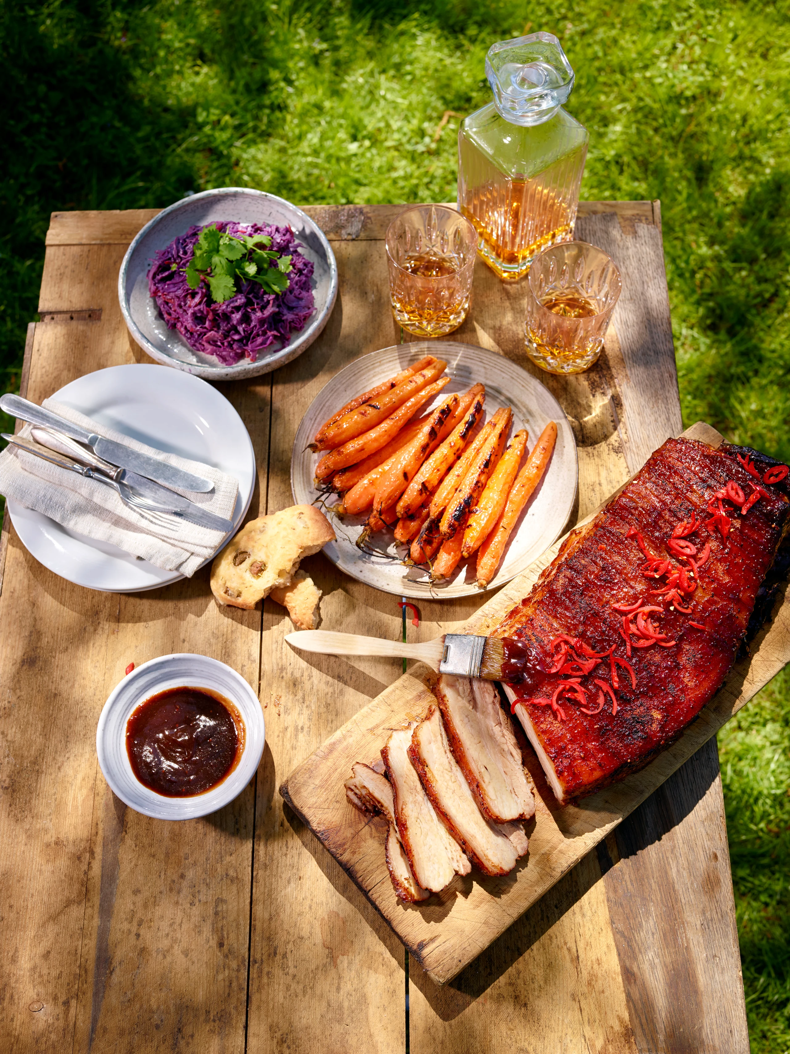 Glacierter Schweinebauch mit Coleslaw und Orangenkarotten