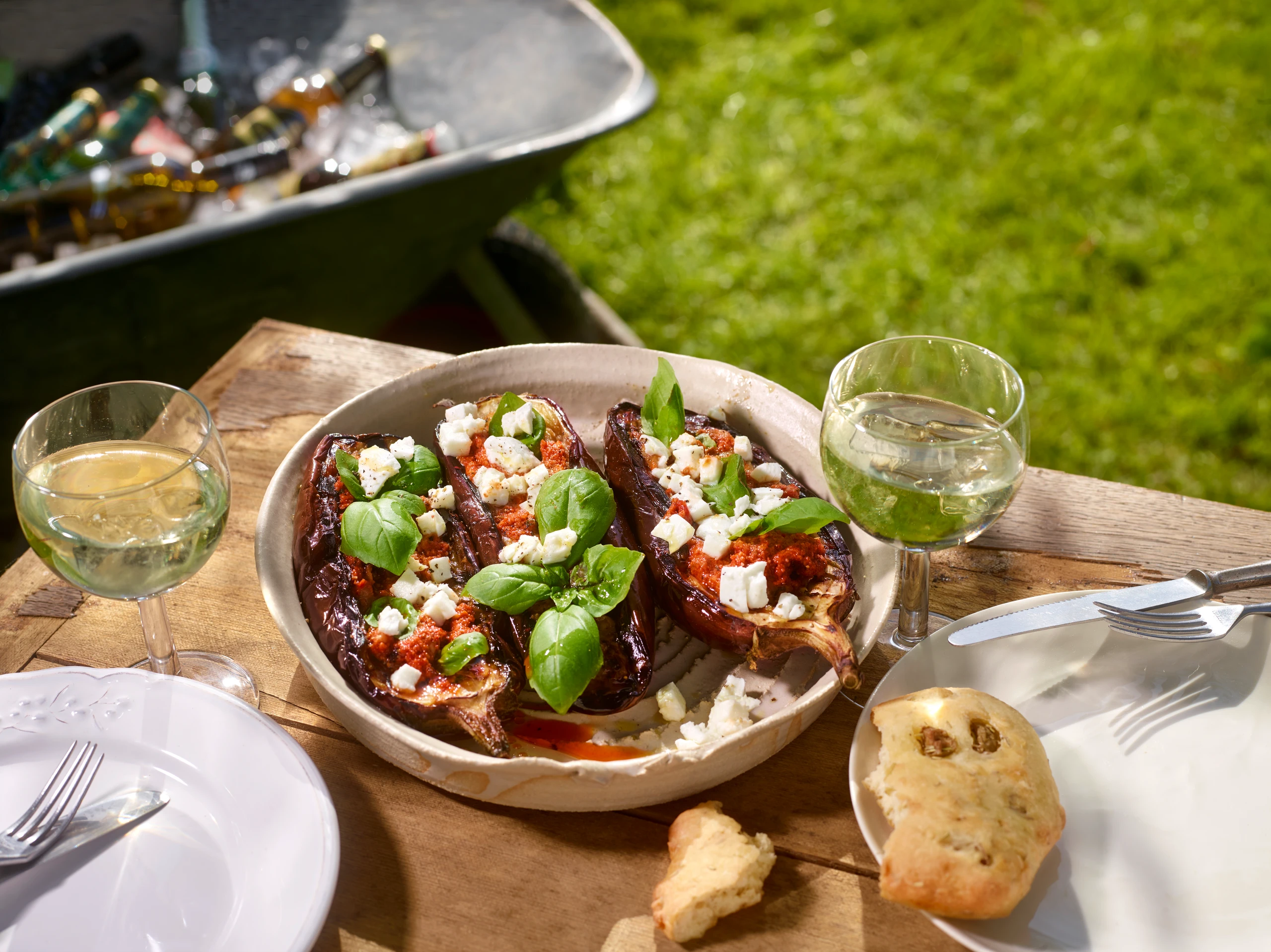 Melanzani mit Paradeis-Nusspesto und Kräuter-Olivenbrot