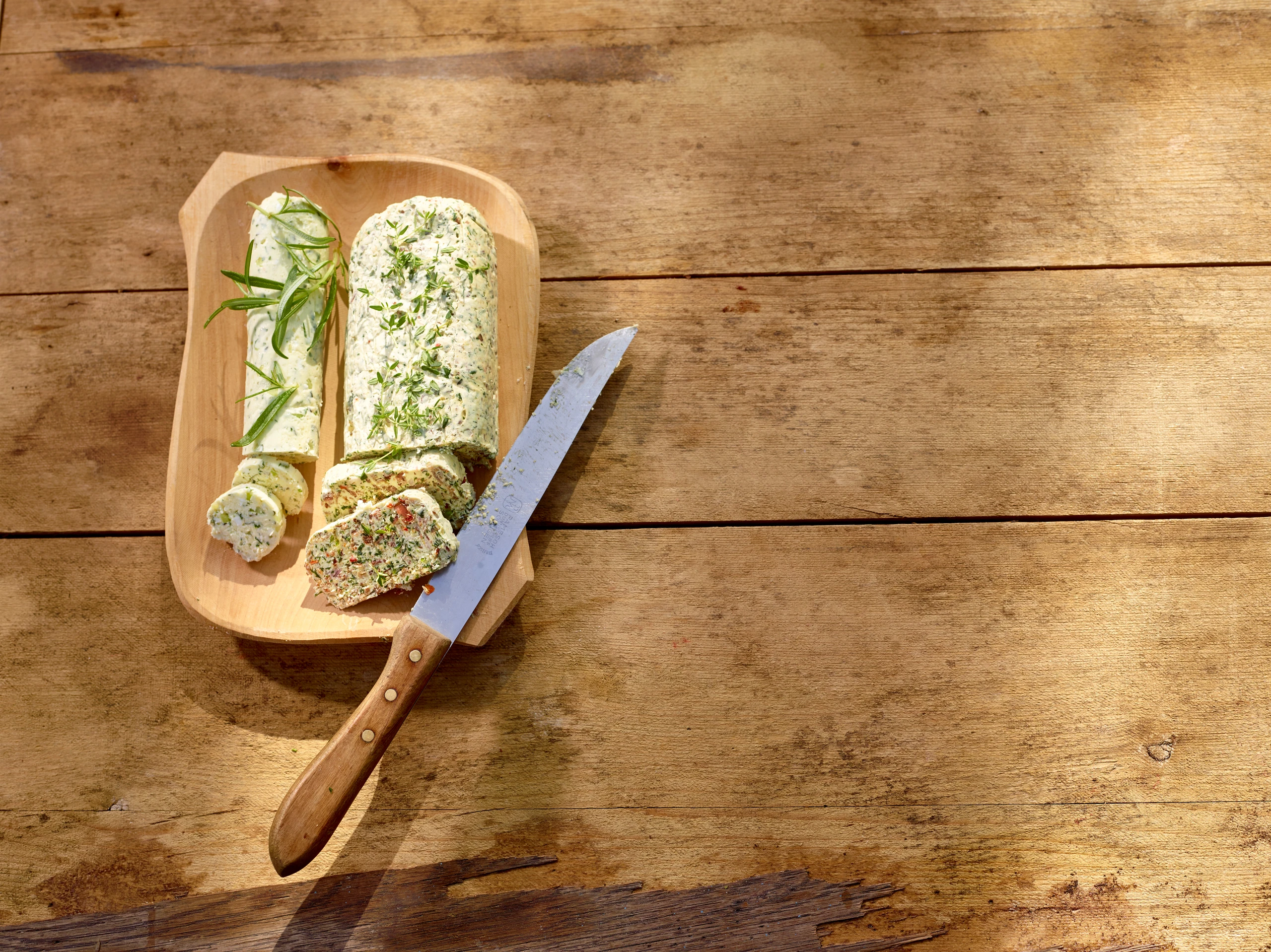 Feta-Gurkenbutter mit Knoblauch und Kräutern