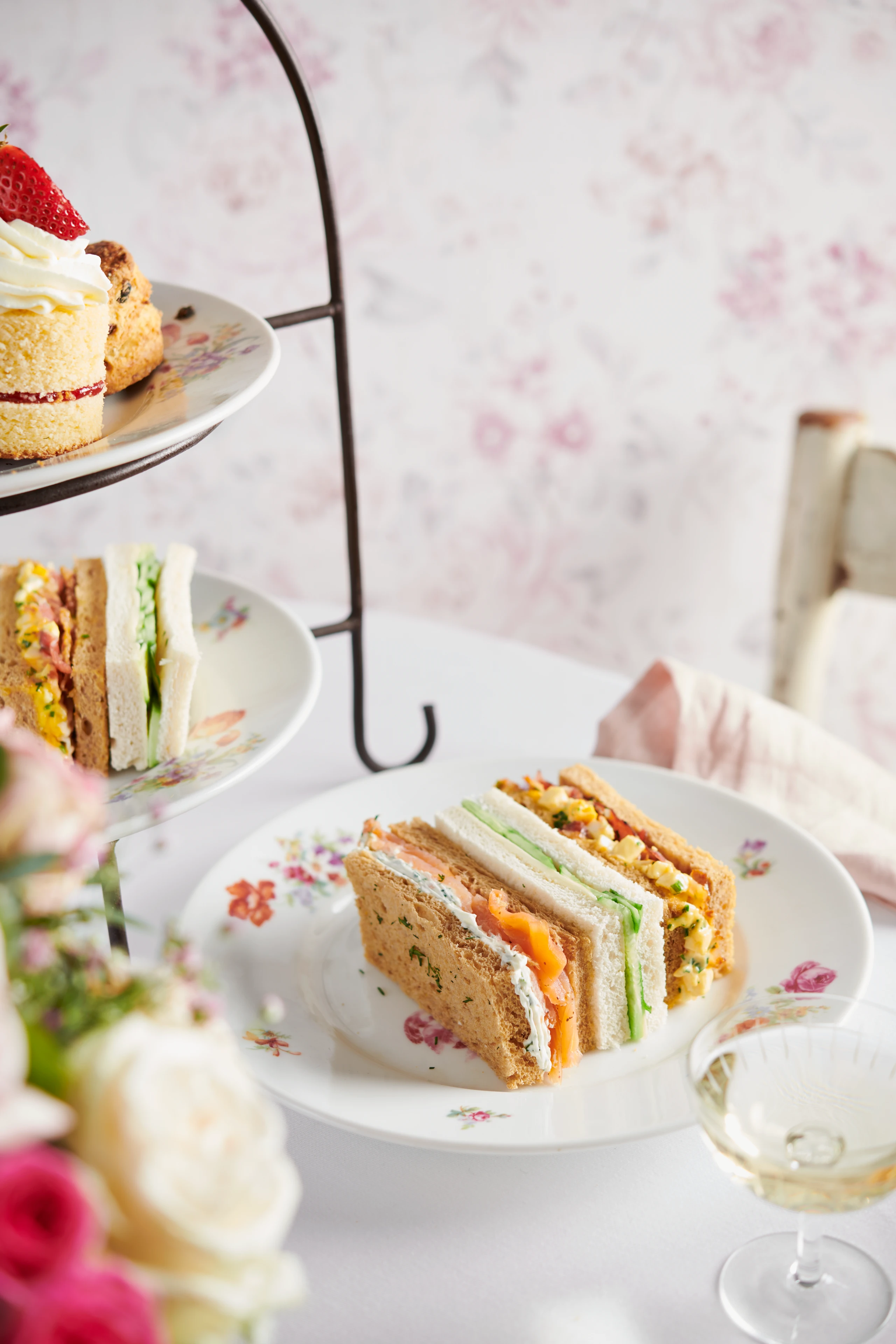 Dreierlei Sandwiches mit Räucherlachs-Dill, Gurken-Minze und Ei-Speck