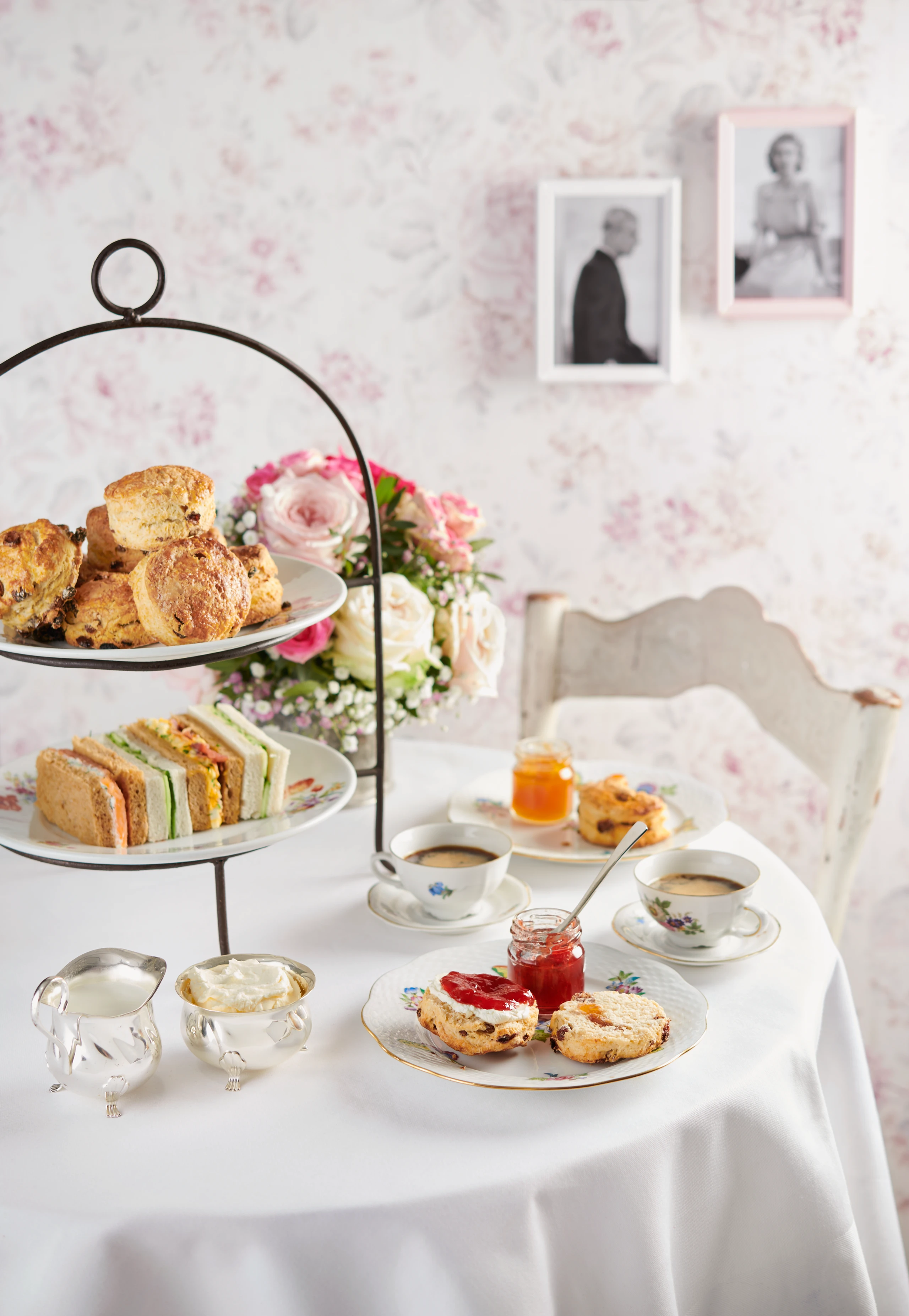 Scones mit Rosinen und Clotted Cream