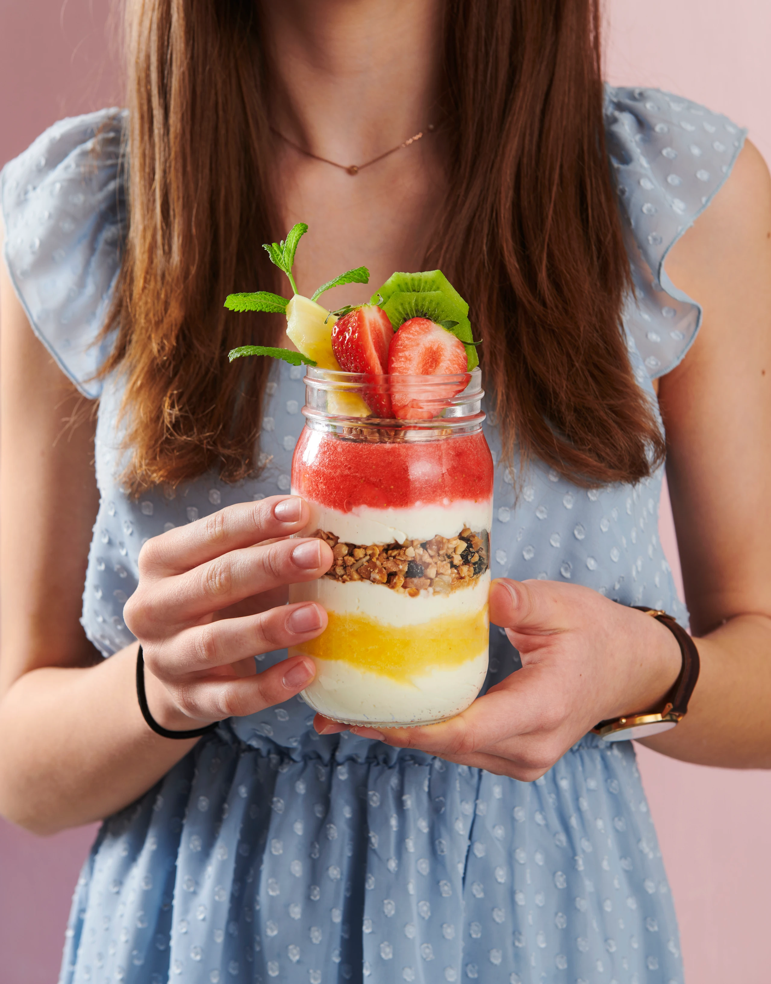 Knusper-Topfencreme mit Früchten