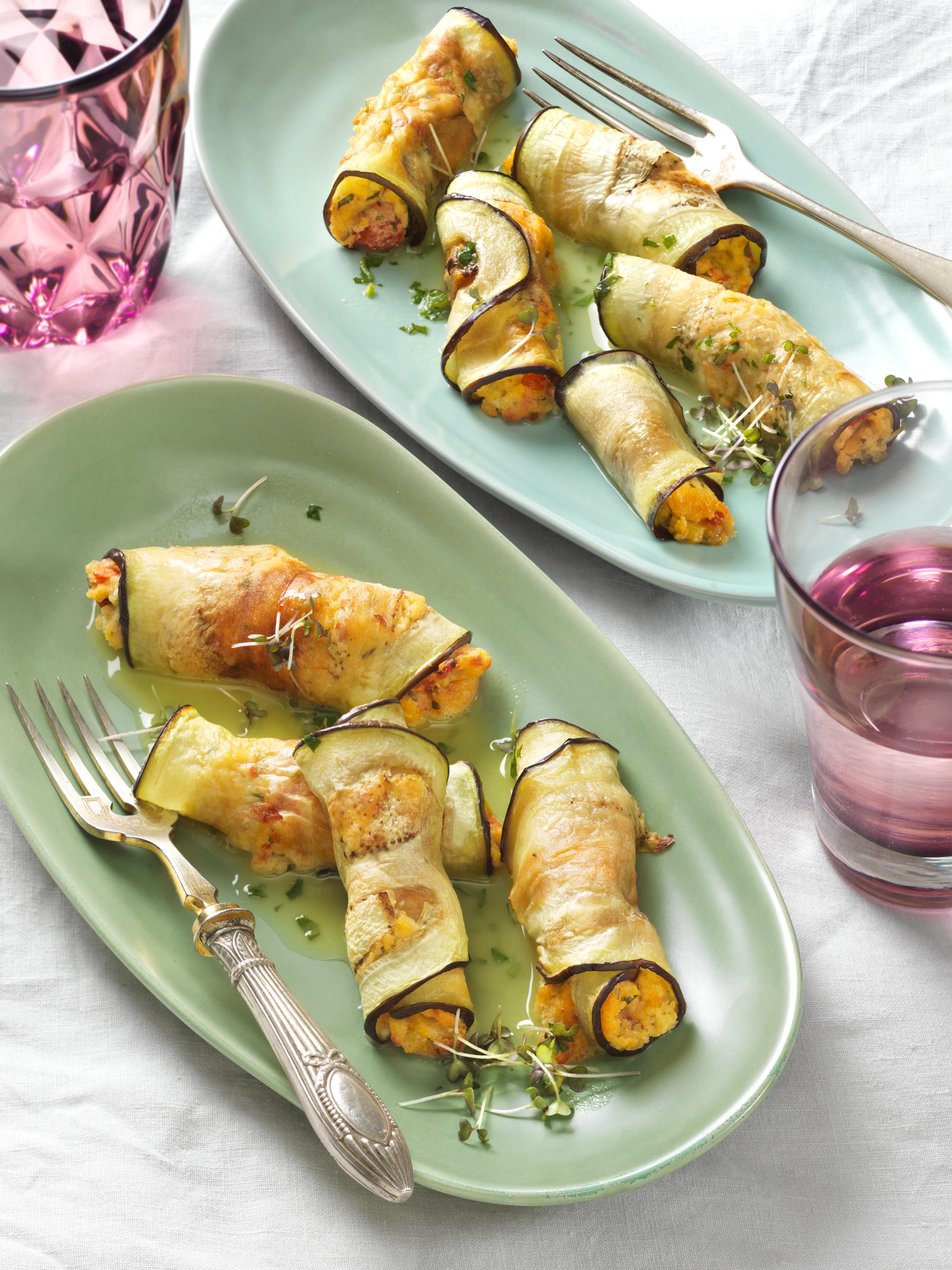 Melanzaniröllchen mit Kräuterfond