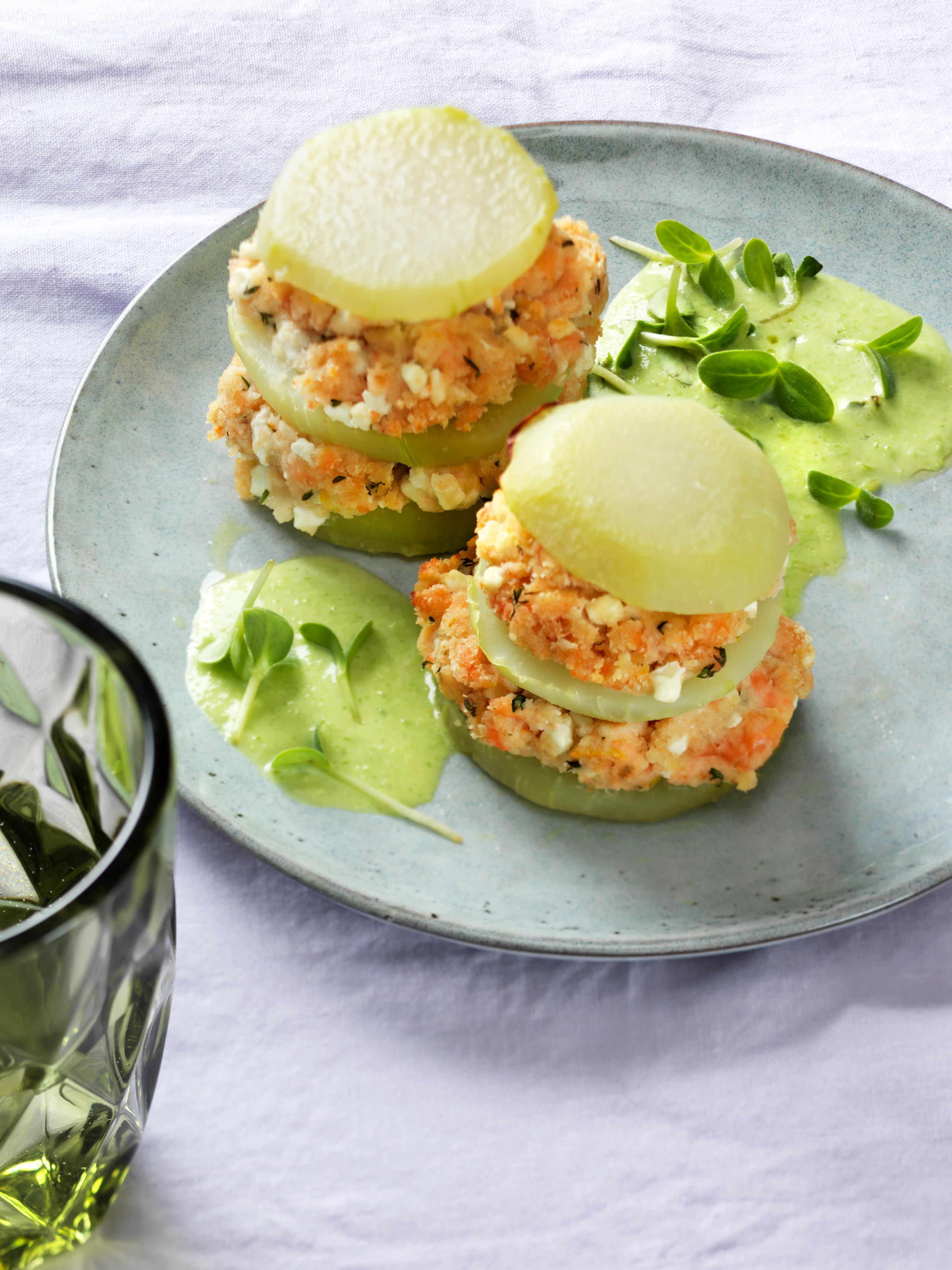 Kohlrabitürmchen mit Lachsfülle und Erbsensauce