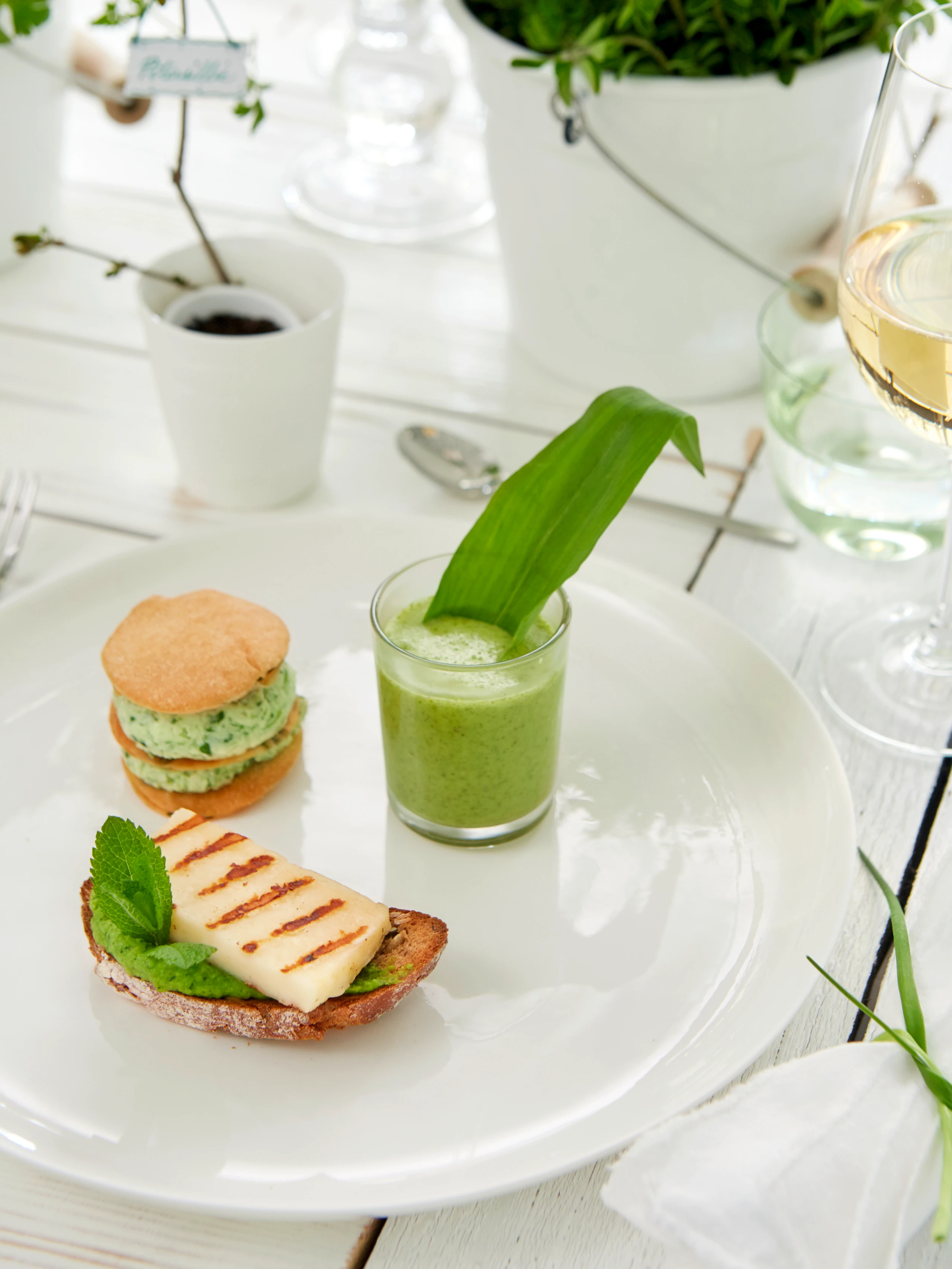 Erbsenmousse mit Halloumi auf Knusperbrot