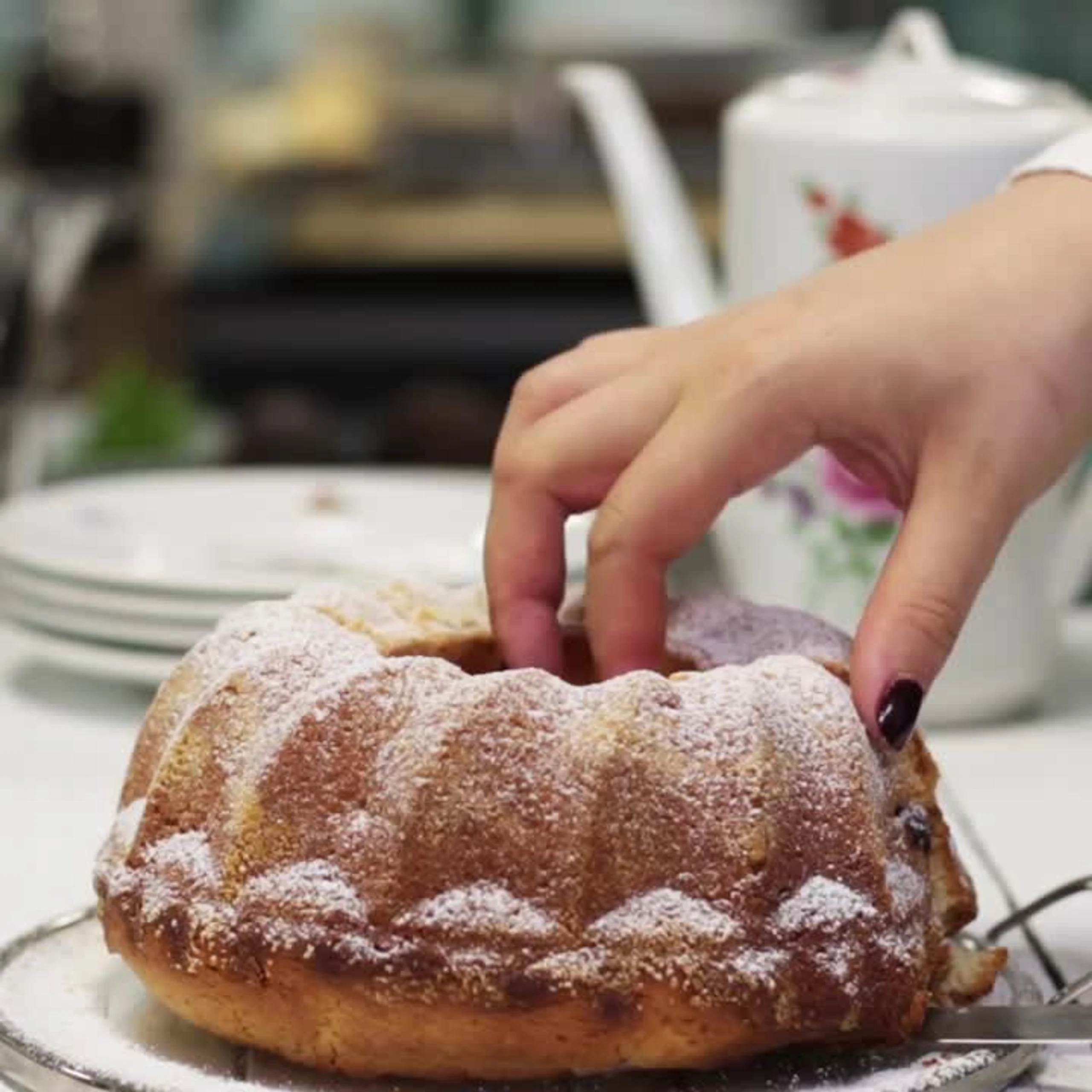 Joghurt-Gugelhupf mit Kirschen
