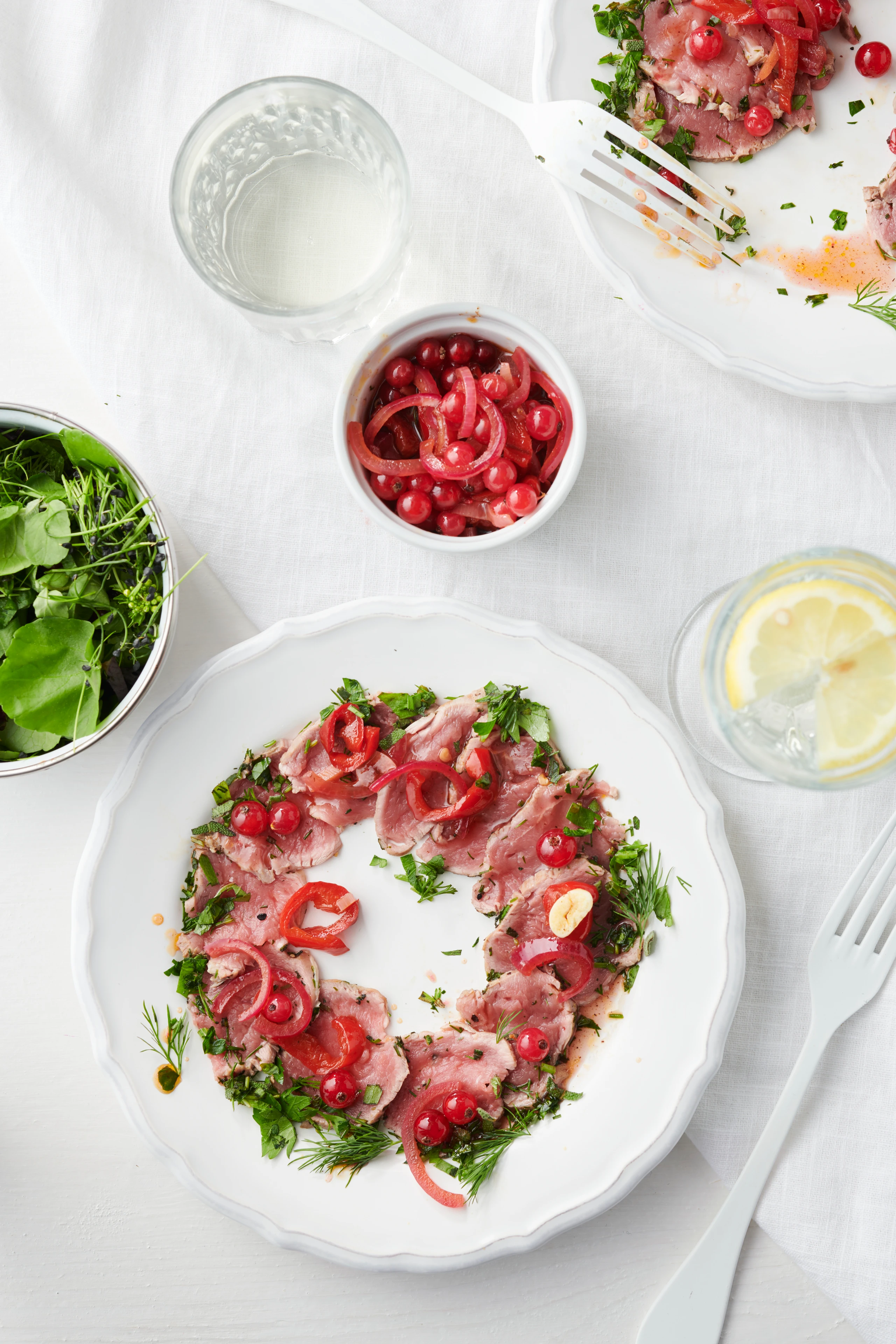Kalbscarpaccio mit Kräutern und Ribiselrelish
