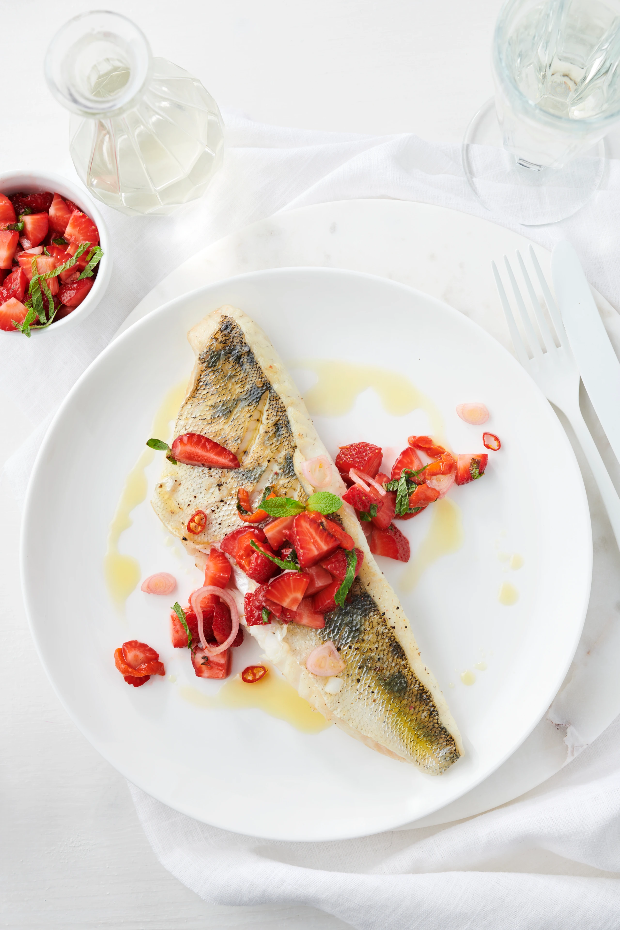 Knuspriger Zander mit Erdbeer-Chili-Salsa