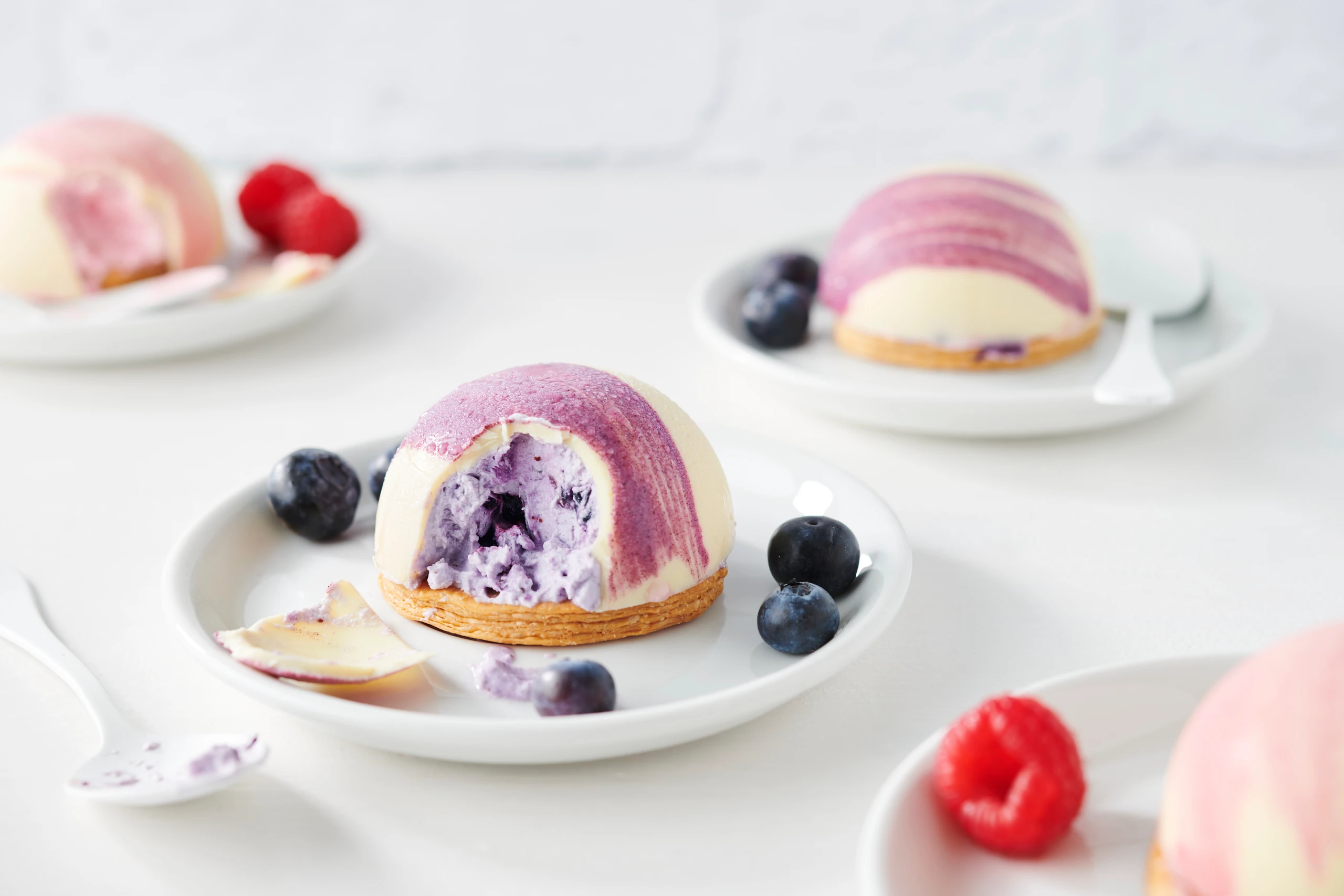 Weiße Schokotörtchen mit Heidelbeermousse