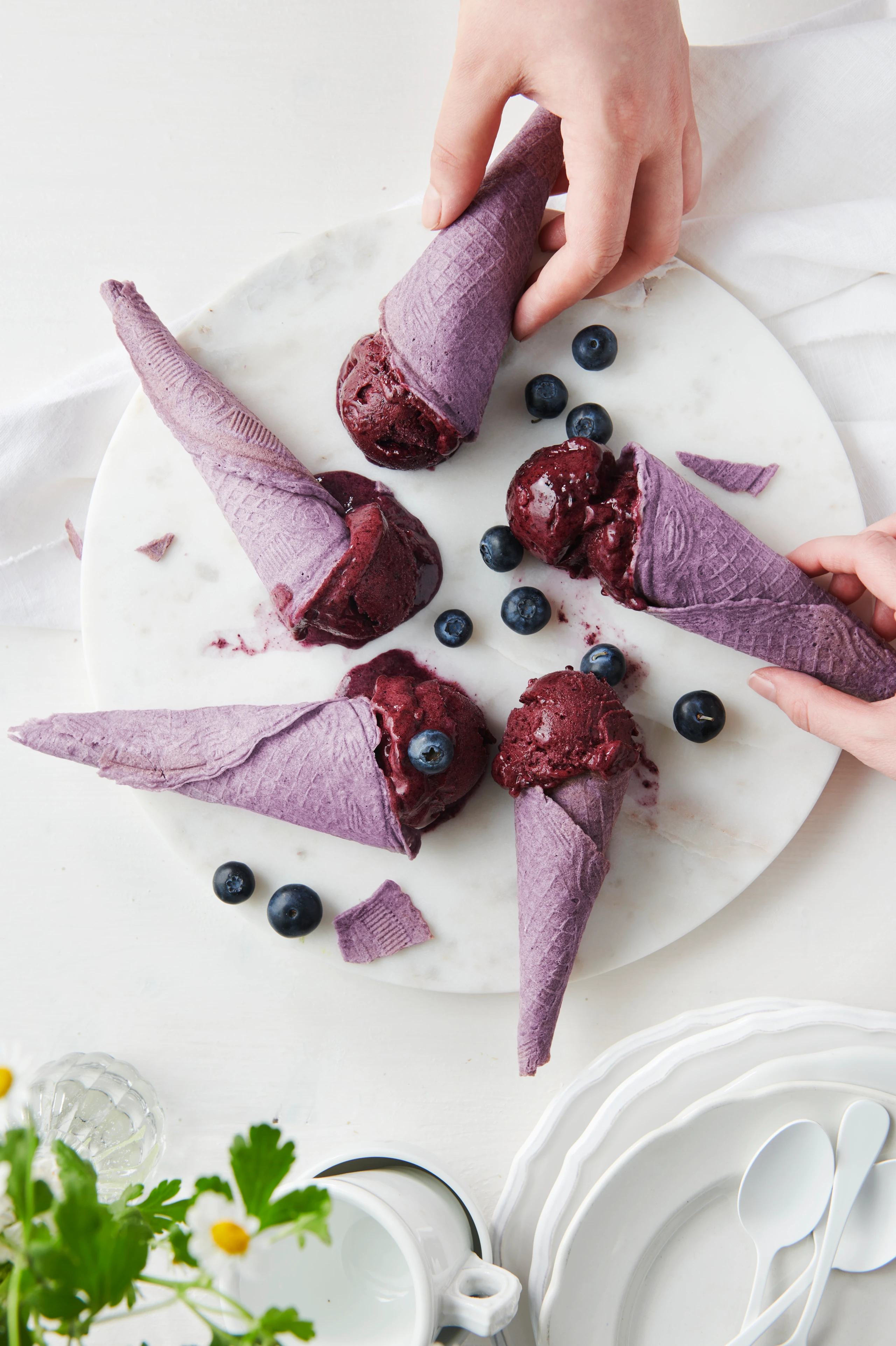 Heidelbeer-Eistüten mit schnellem Heidelbeersorbet
