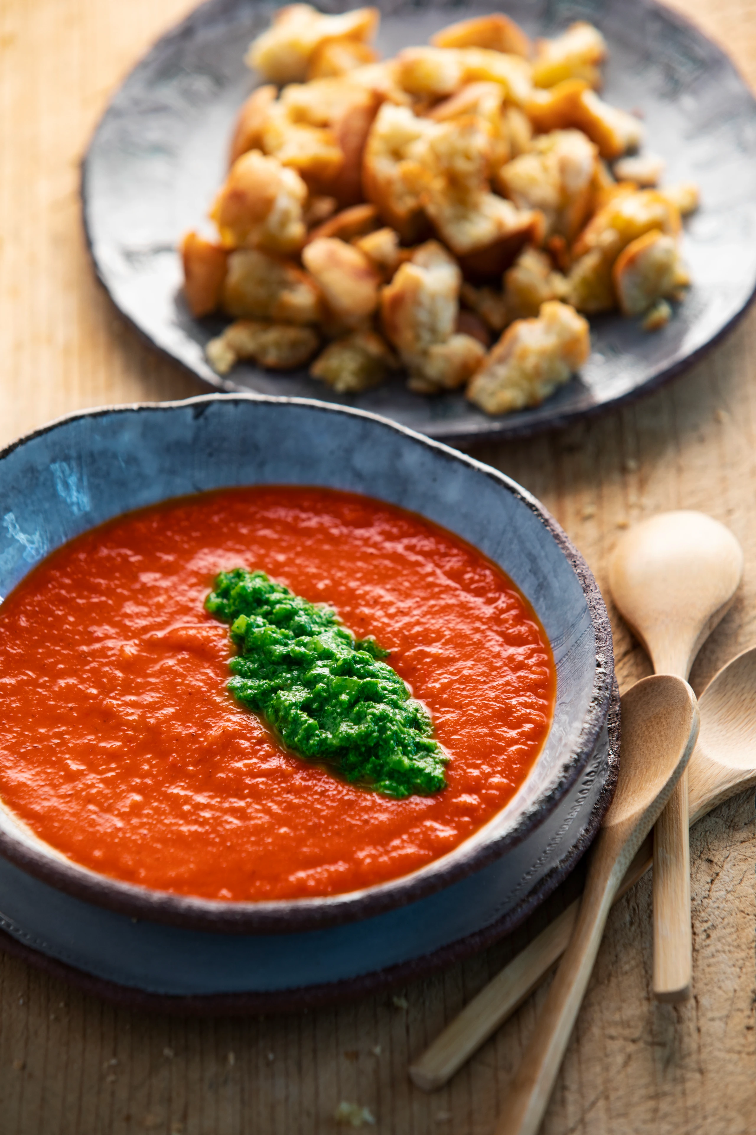 Paradeissuppe mit Kräutersalsa