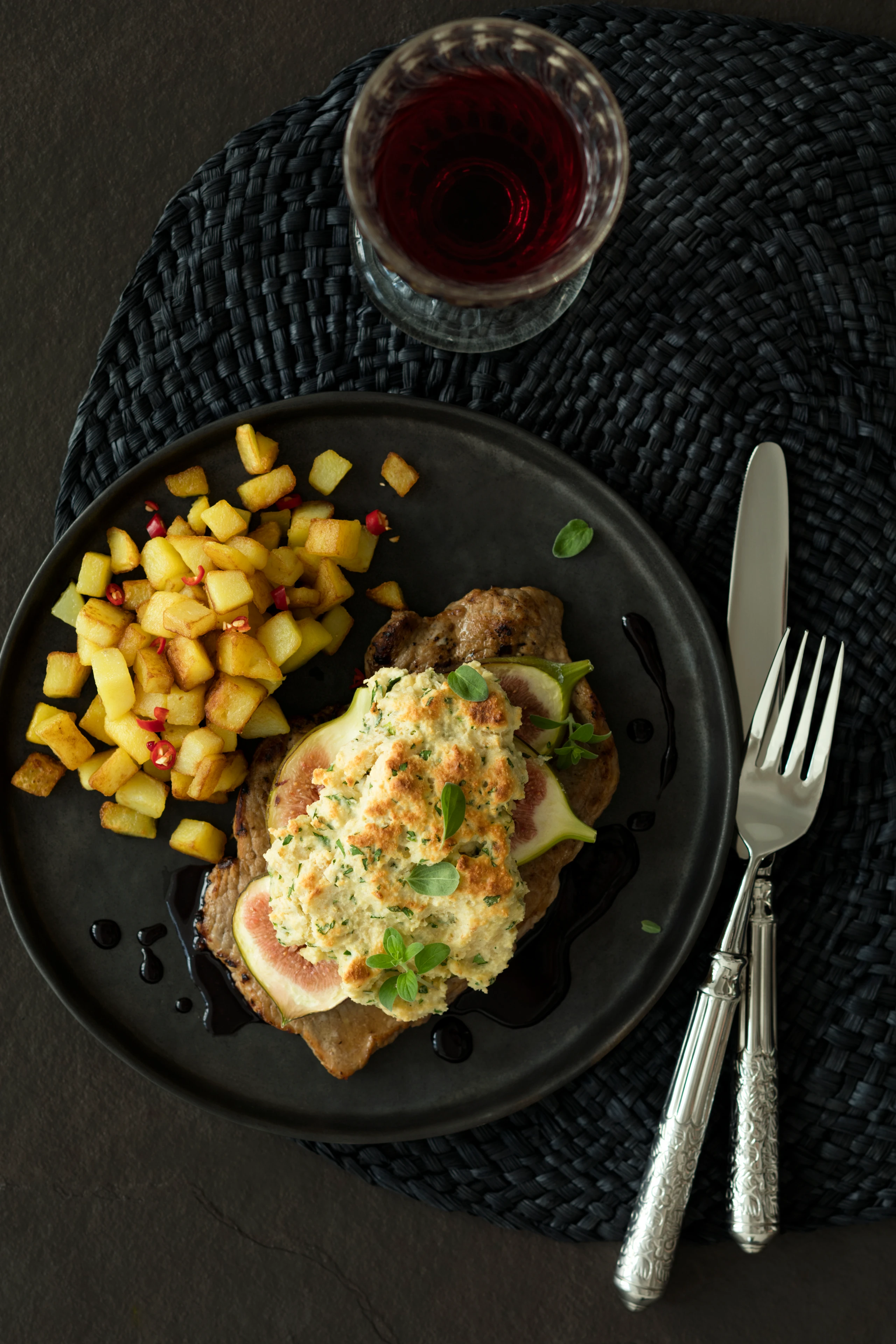 Kalbsschnitzel mit Ricottakruste und Feigen