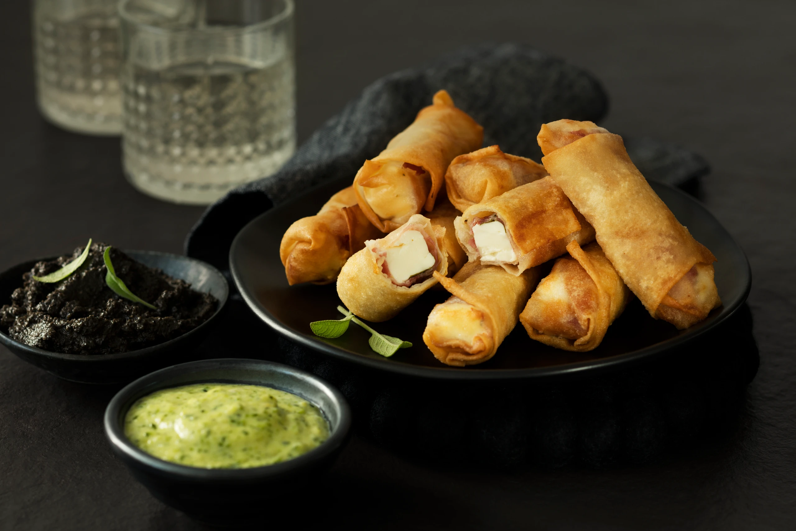 Fetasticks mit Tapenade und Zucchinisauce