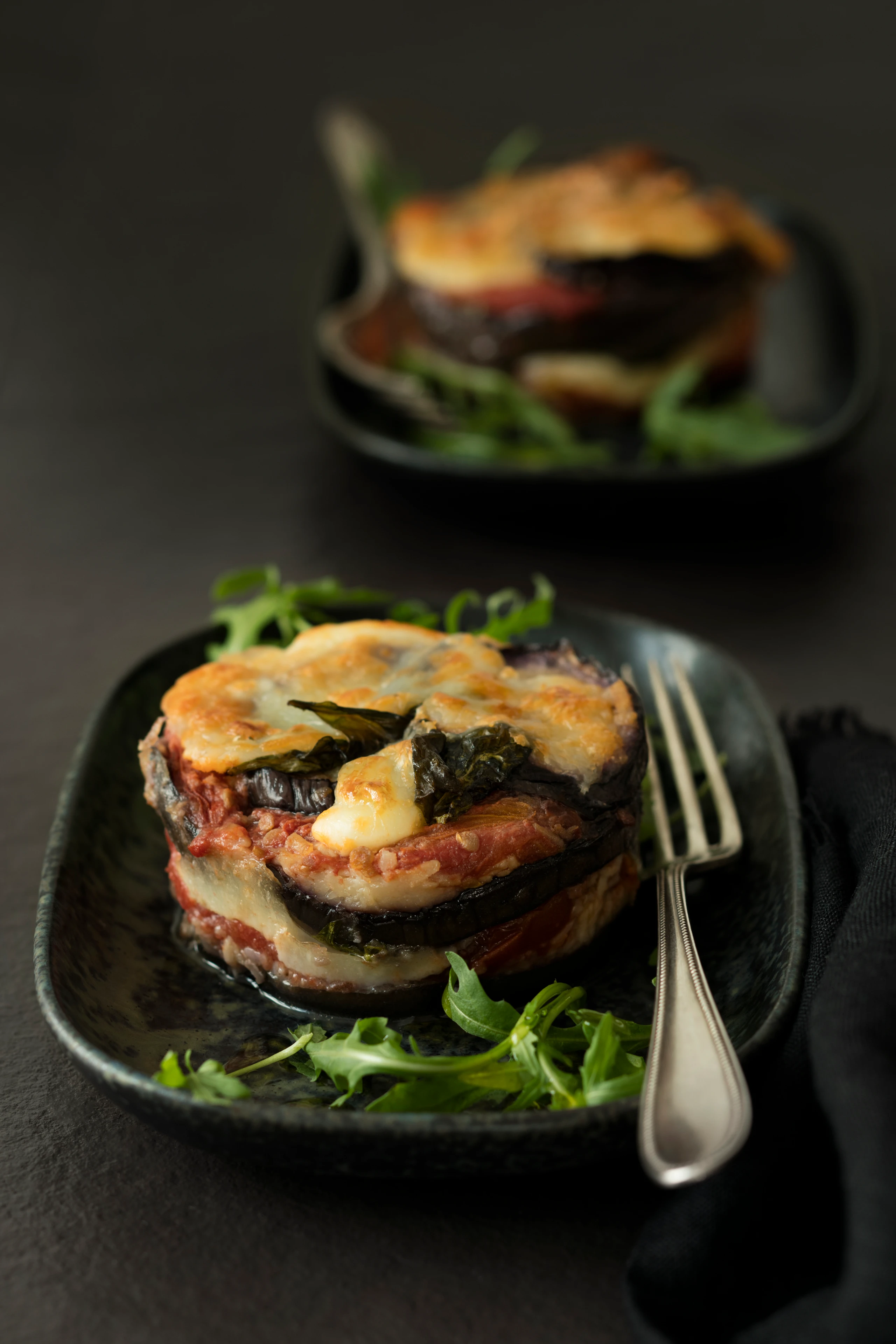 Mozzarella-Melanzaniauflauf mit Rucolasalat