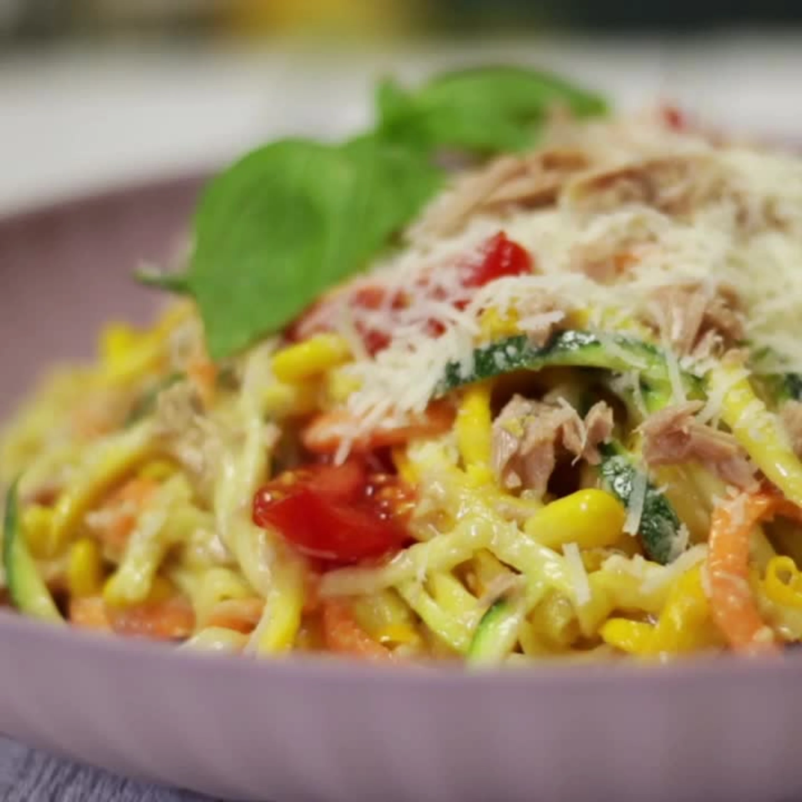 Zoodles-Salat mit Parmesandressing