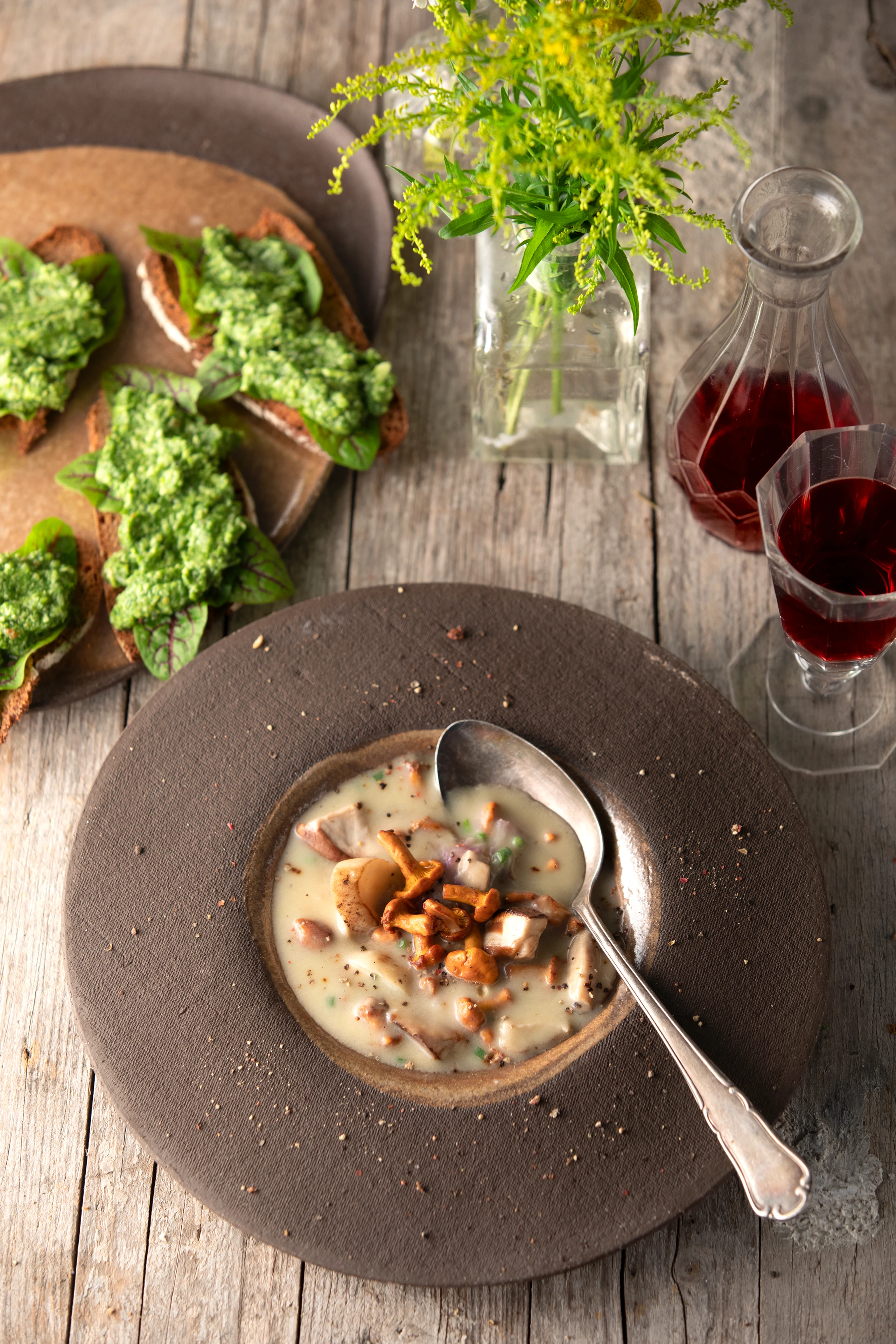 Schwammerlsuppe mit Grammelpesto