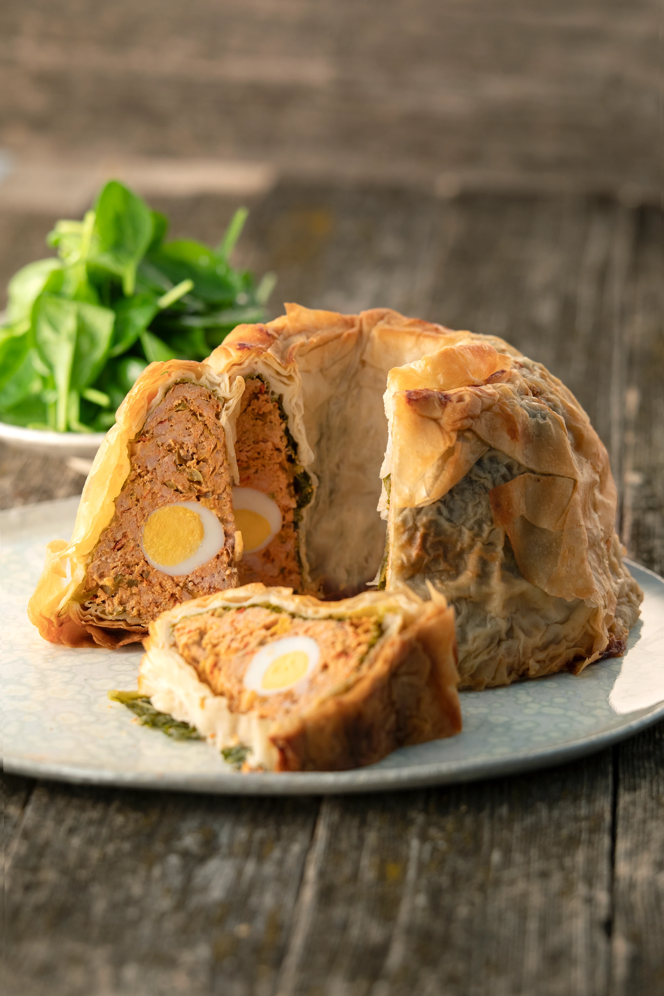 Pikanter Fleischgugelhupf mit Spinatsalat